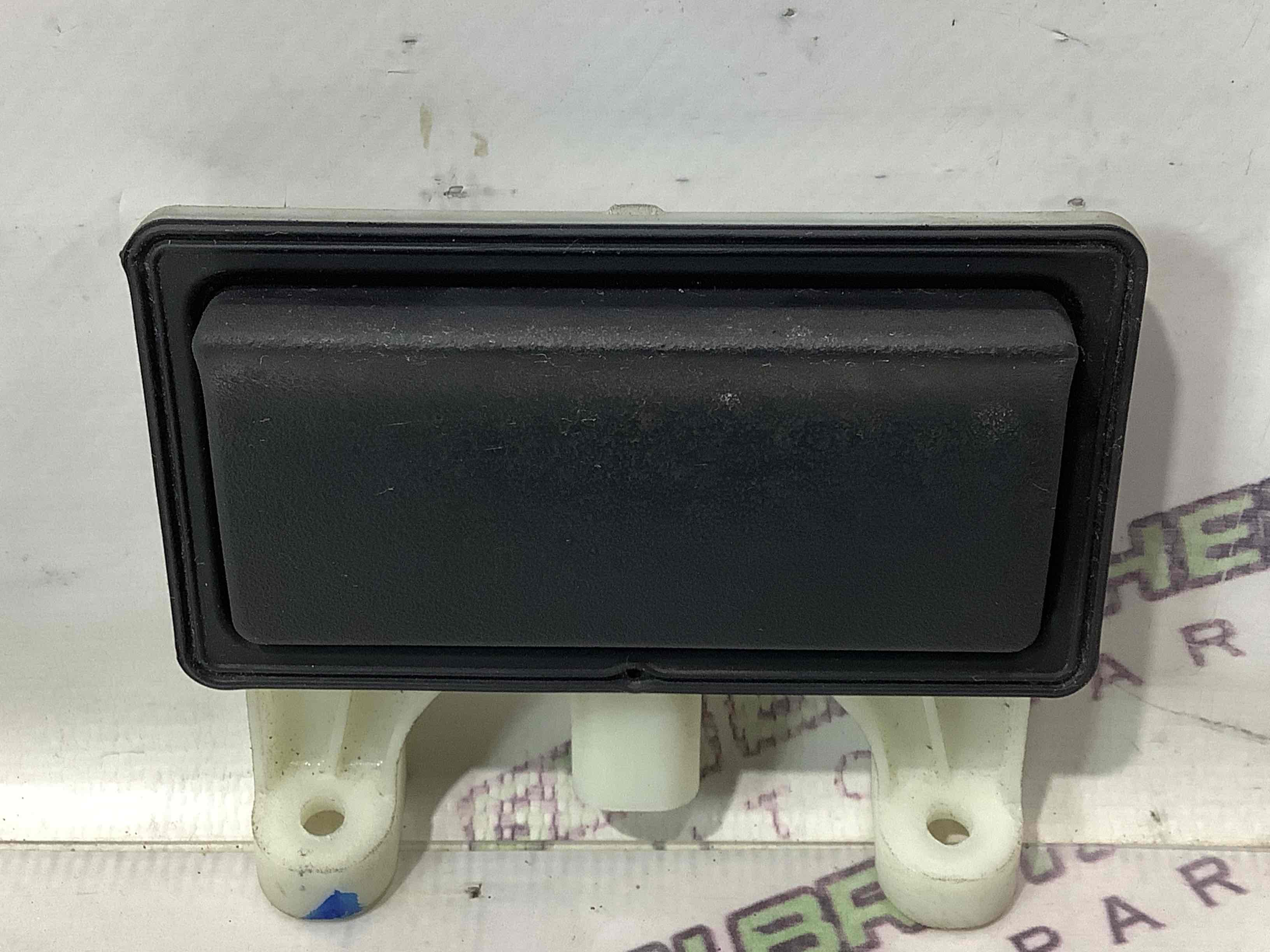 Кнопка відкриття багажника