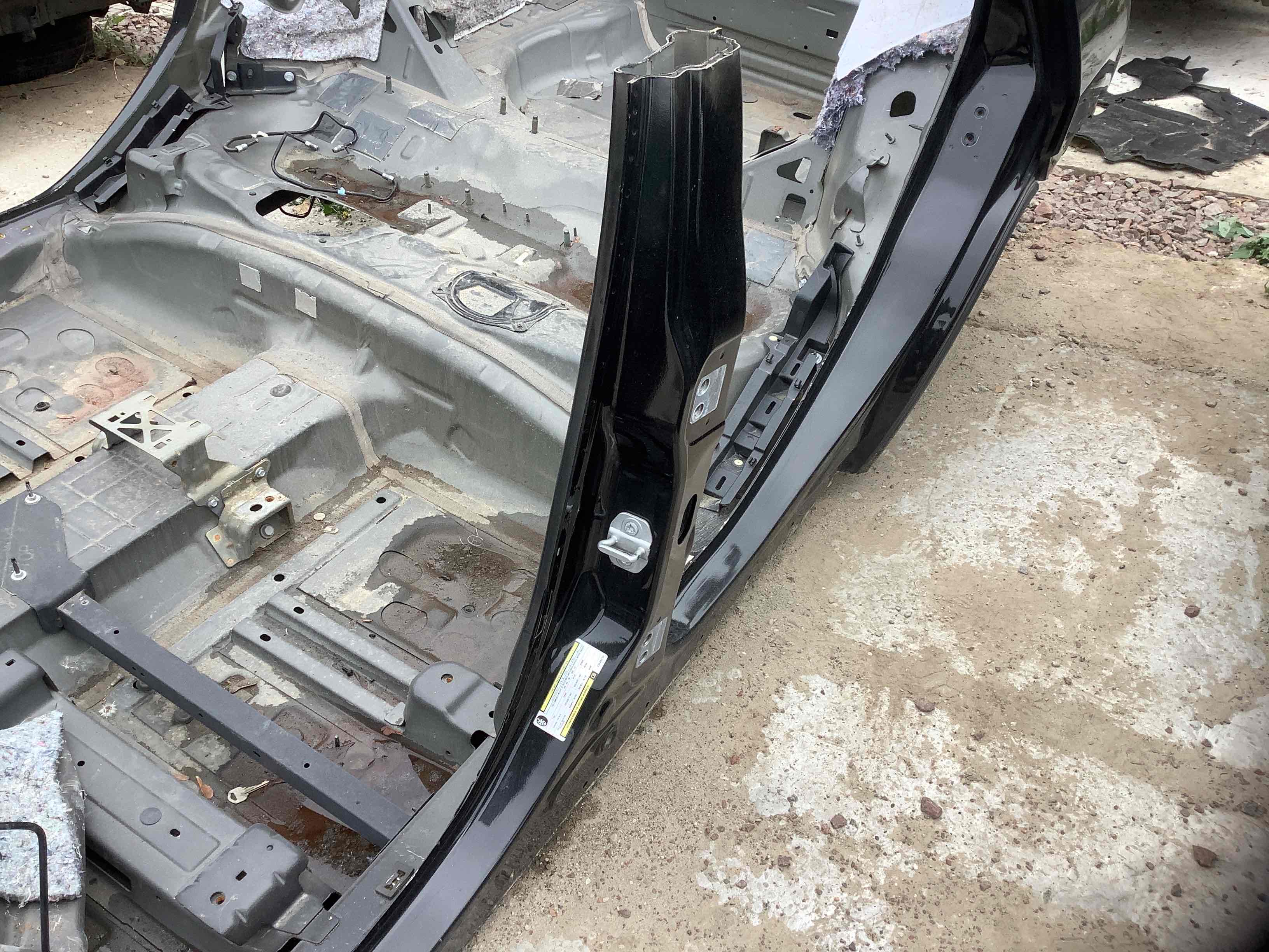 Стійки кузова та пороги