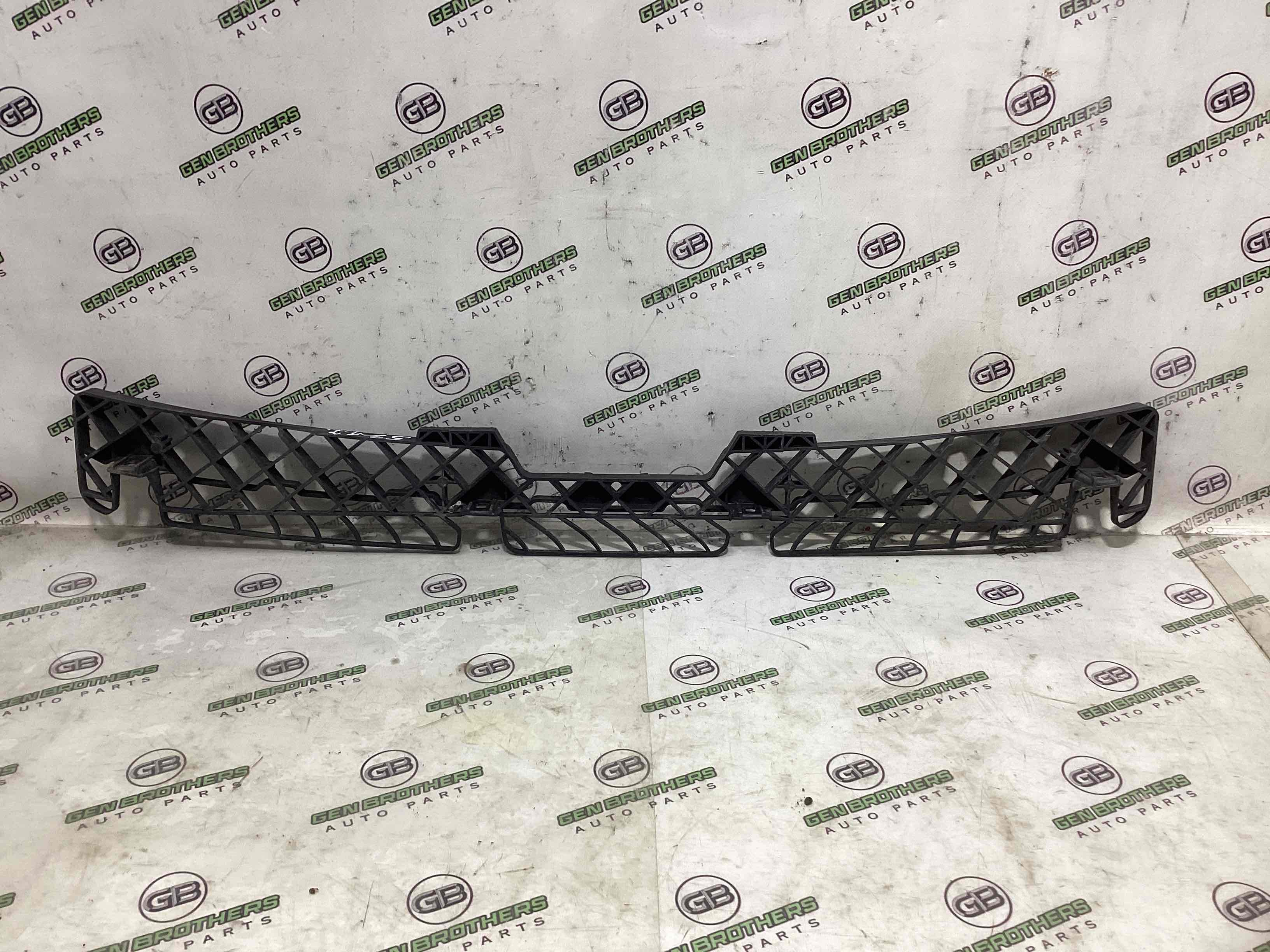 Кріплення переднього бампера центральне