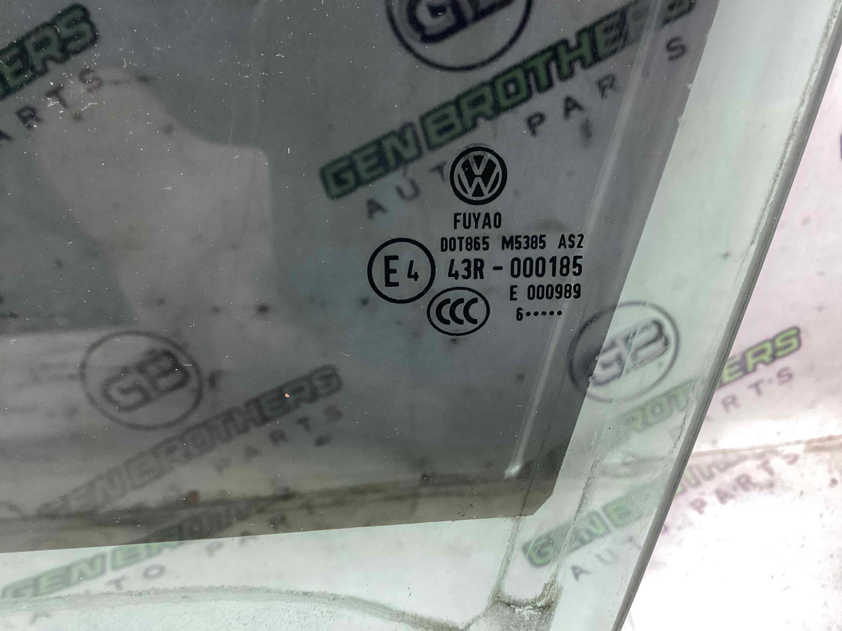 Скло переднє ліве