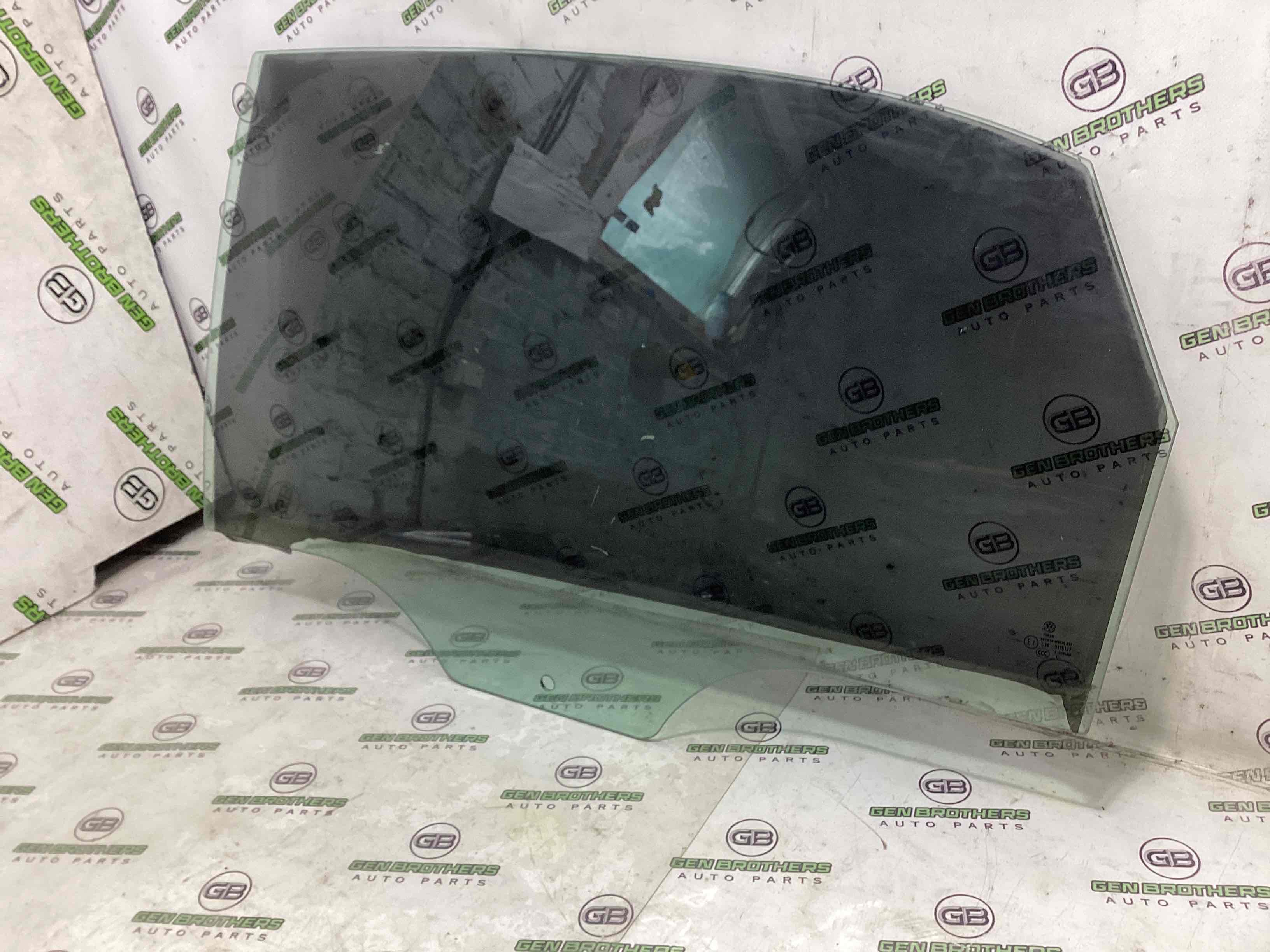 Скло заднє ліве