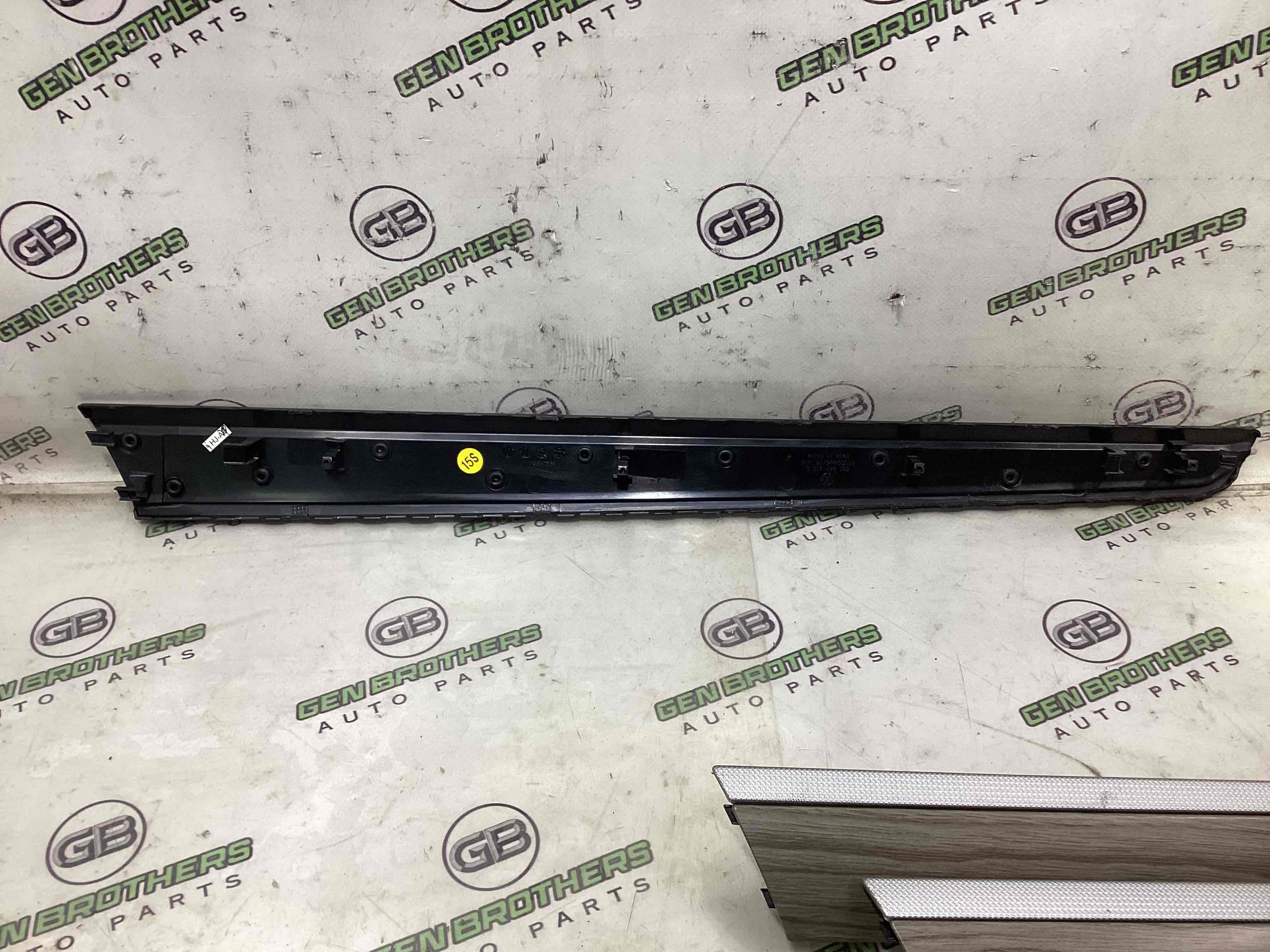 Обшивка панелі приладів торпедо