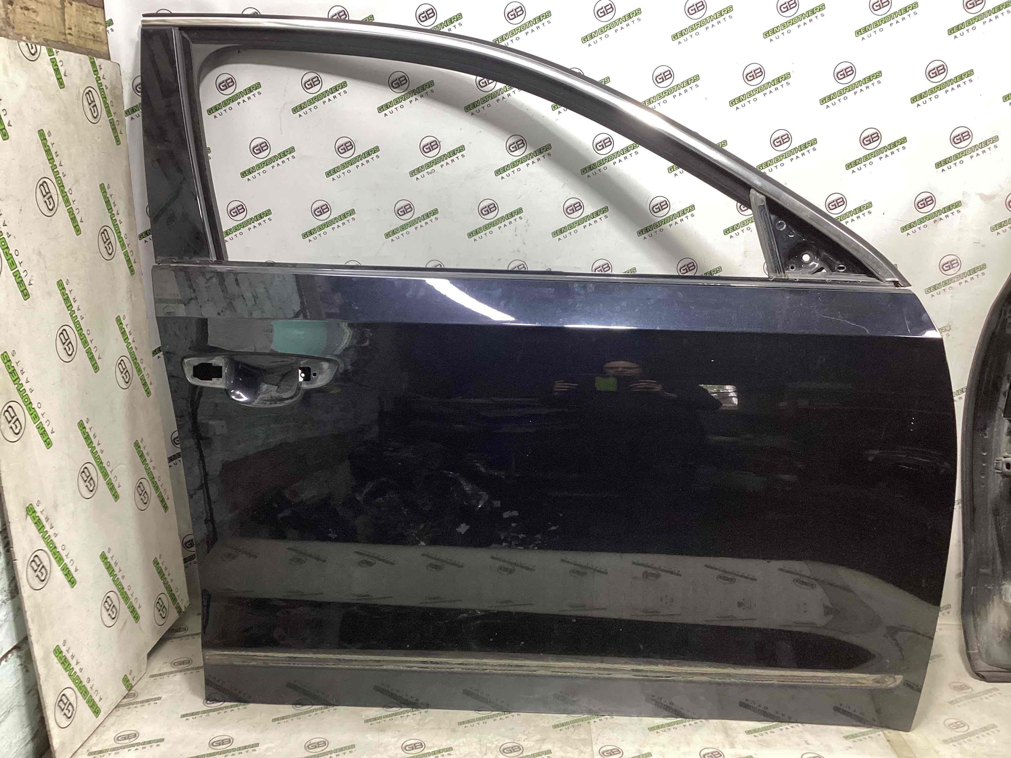 Двері передні права