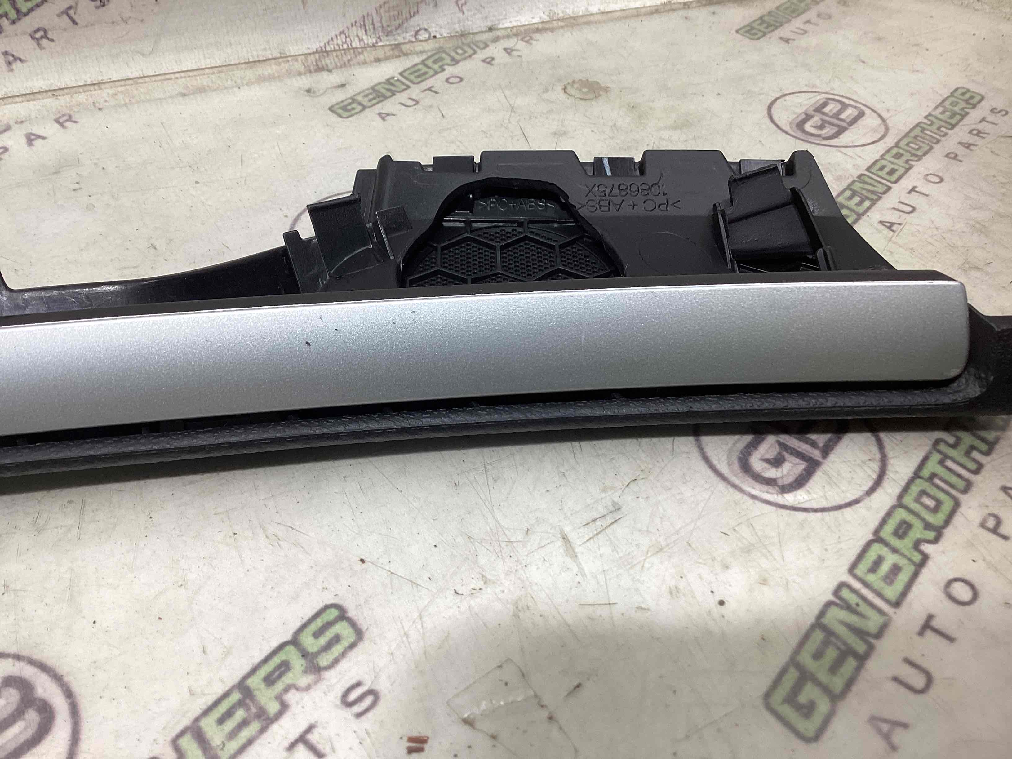 Обшивка панелі приладів торпедо