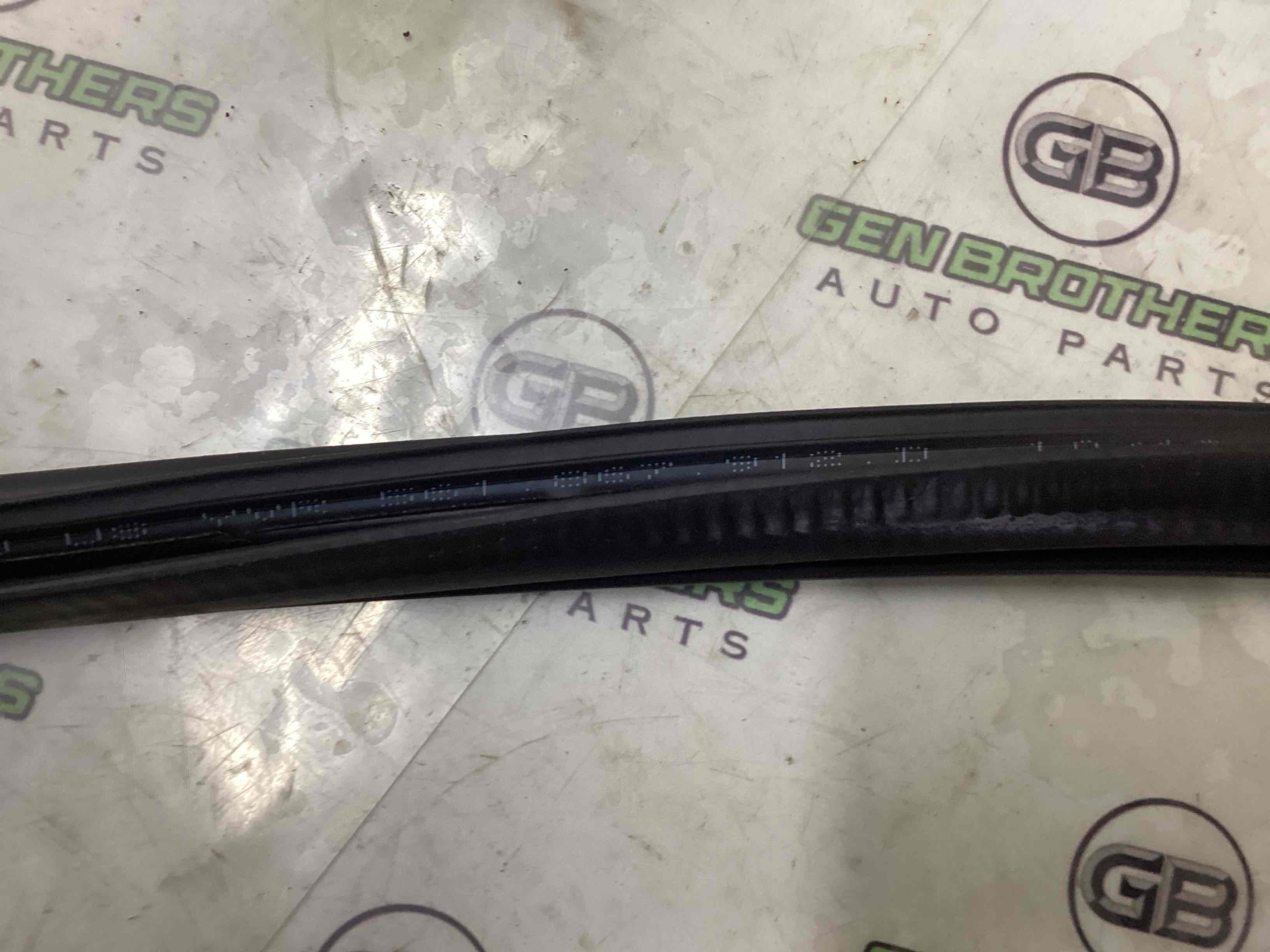 Ущільнювач скла, двері