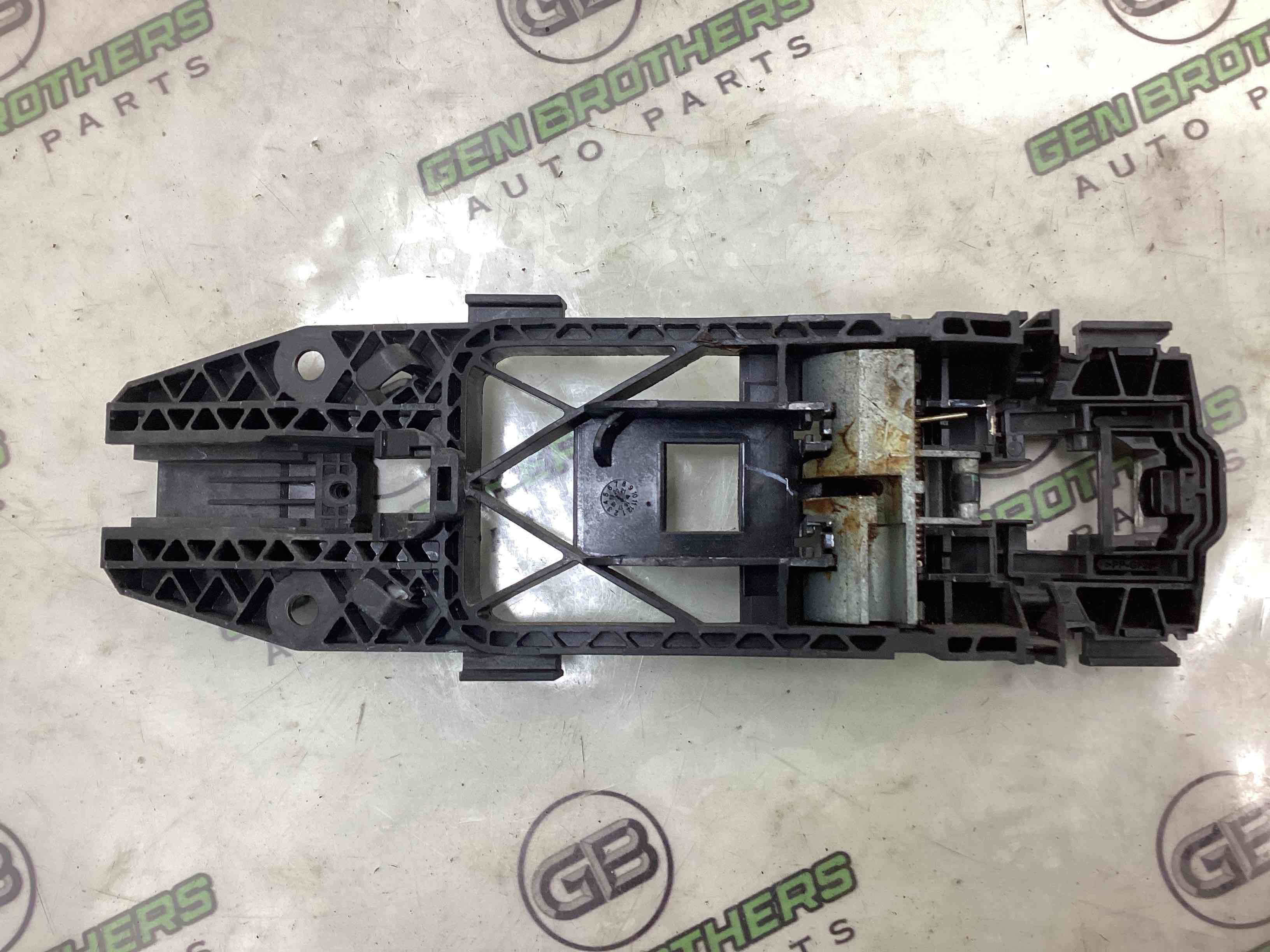 Кронштейн ручки дверей