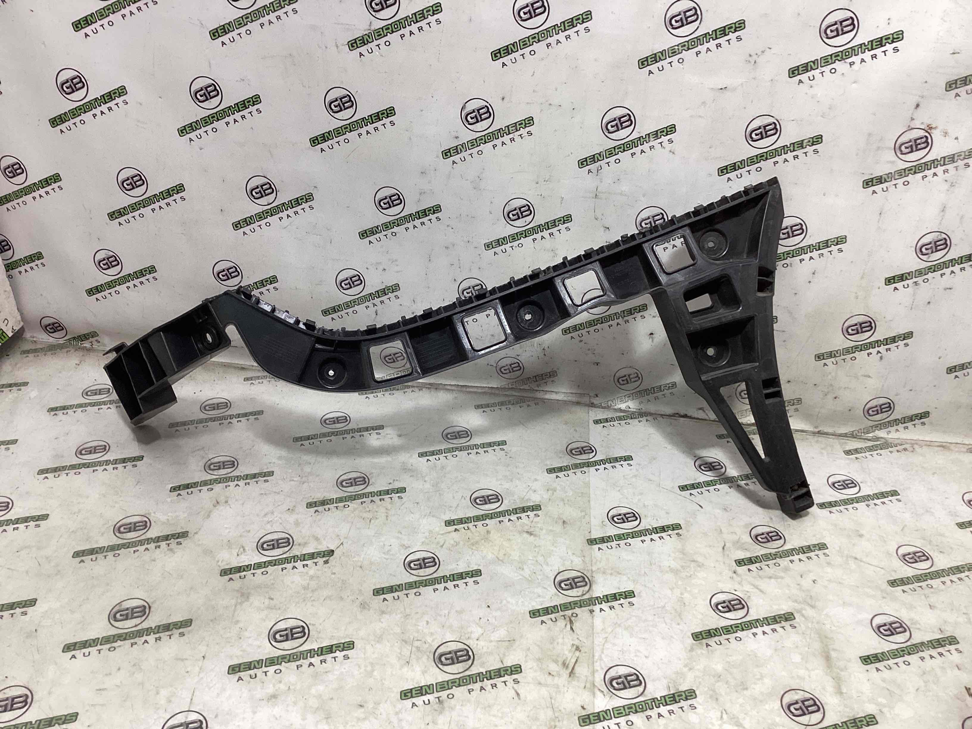 Кріплення заднього бампера праве