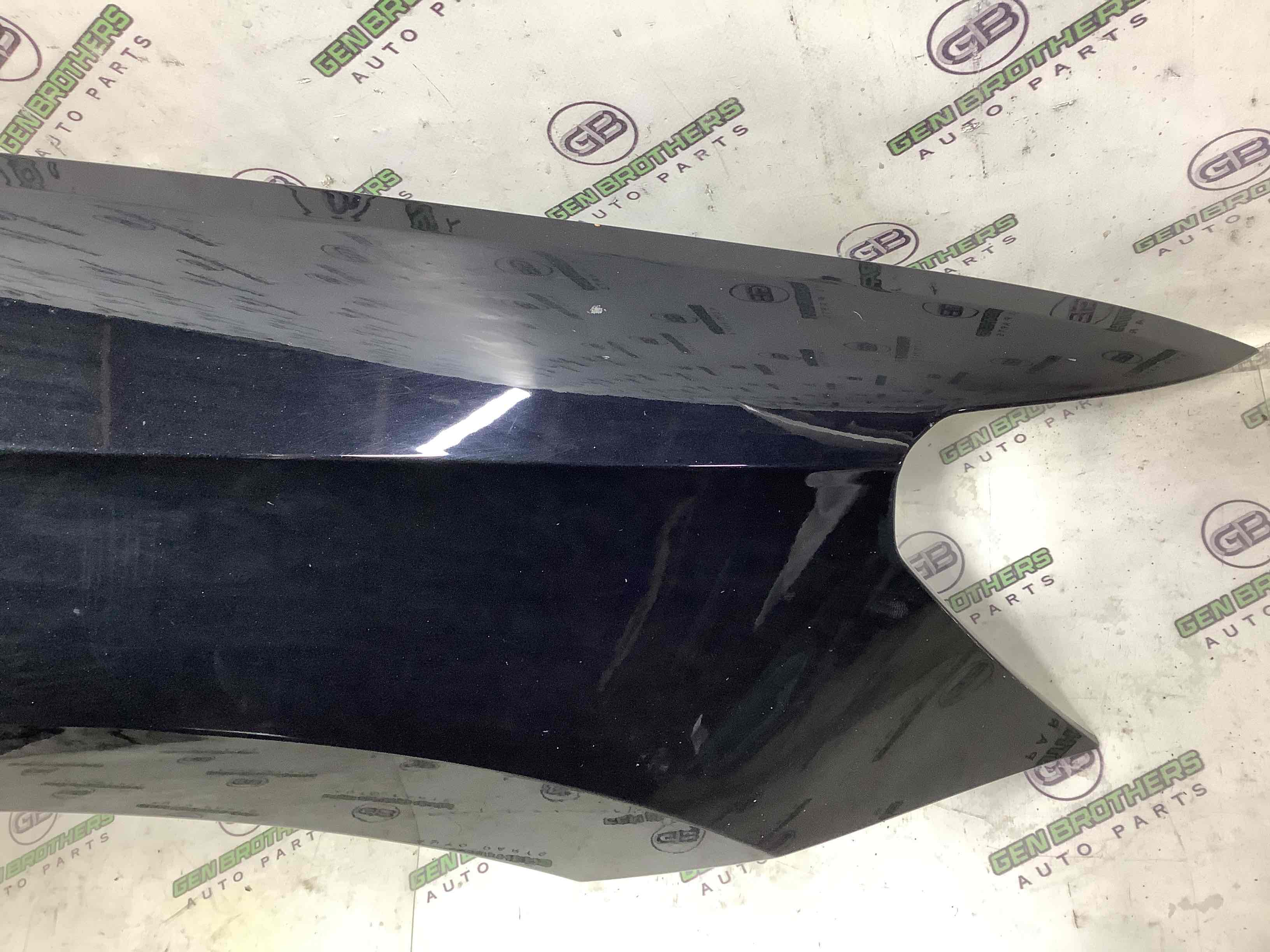 Крило переднє праве