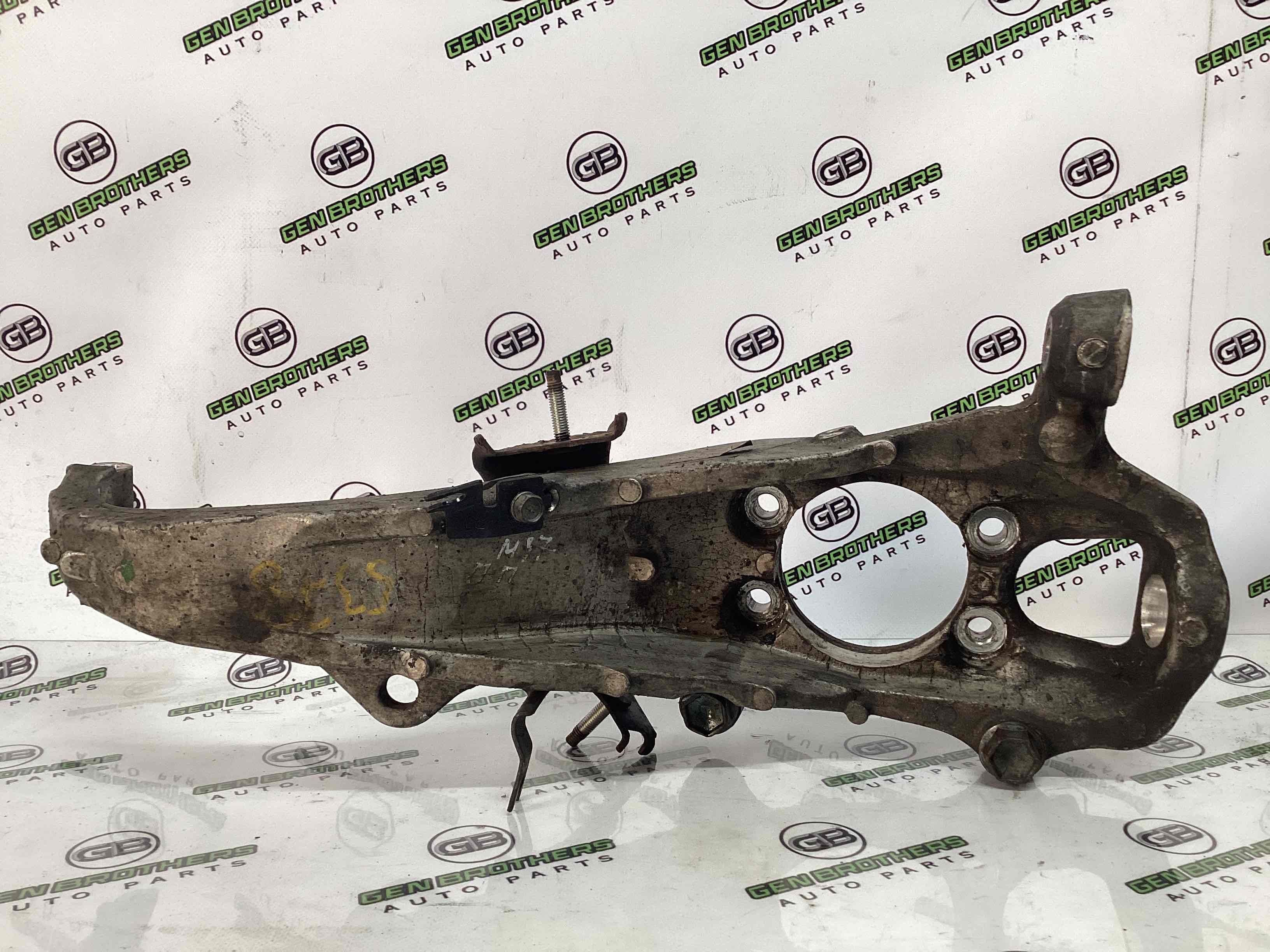 Кулак поворотний правий