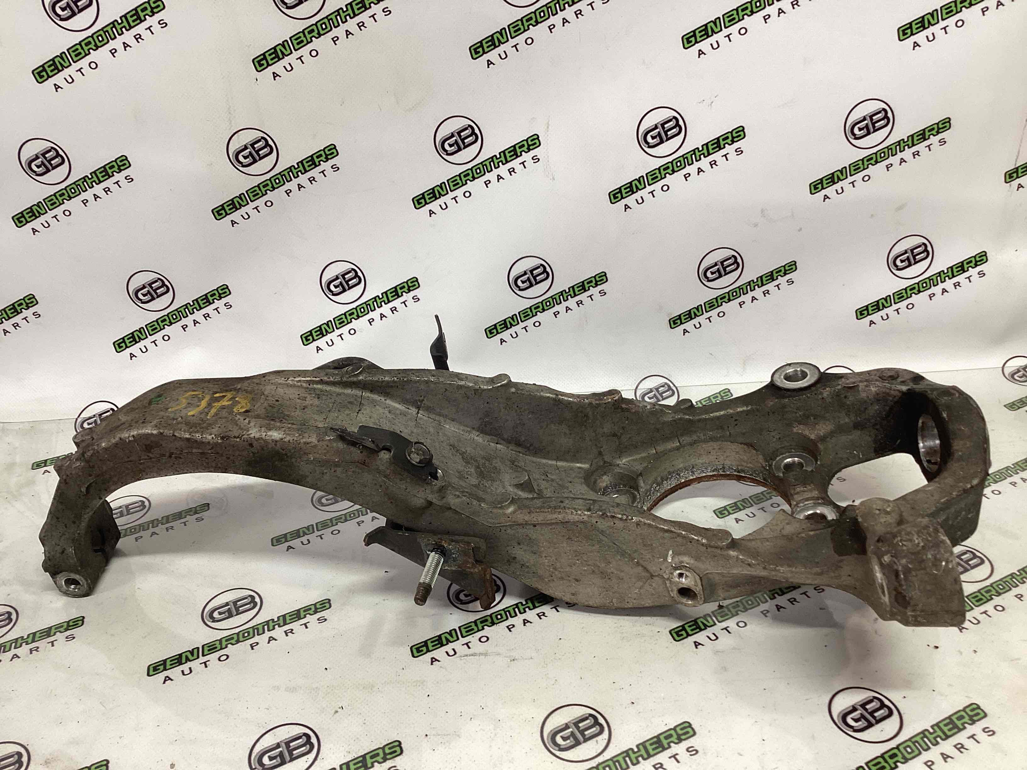 Кулак поворотний лівий