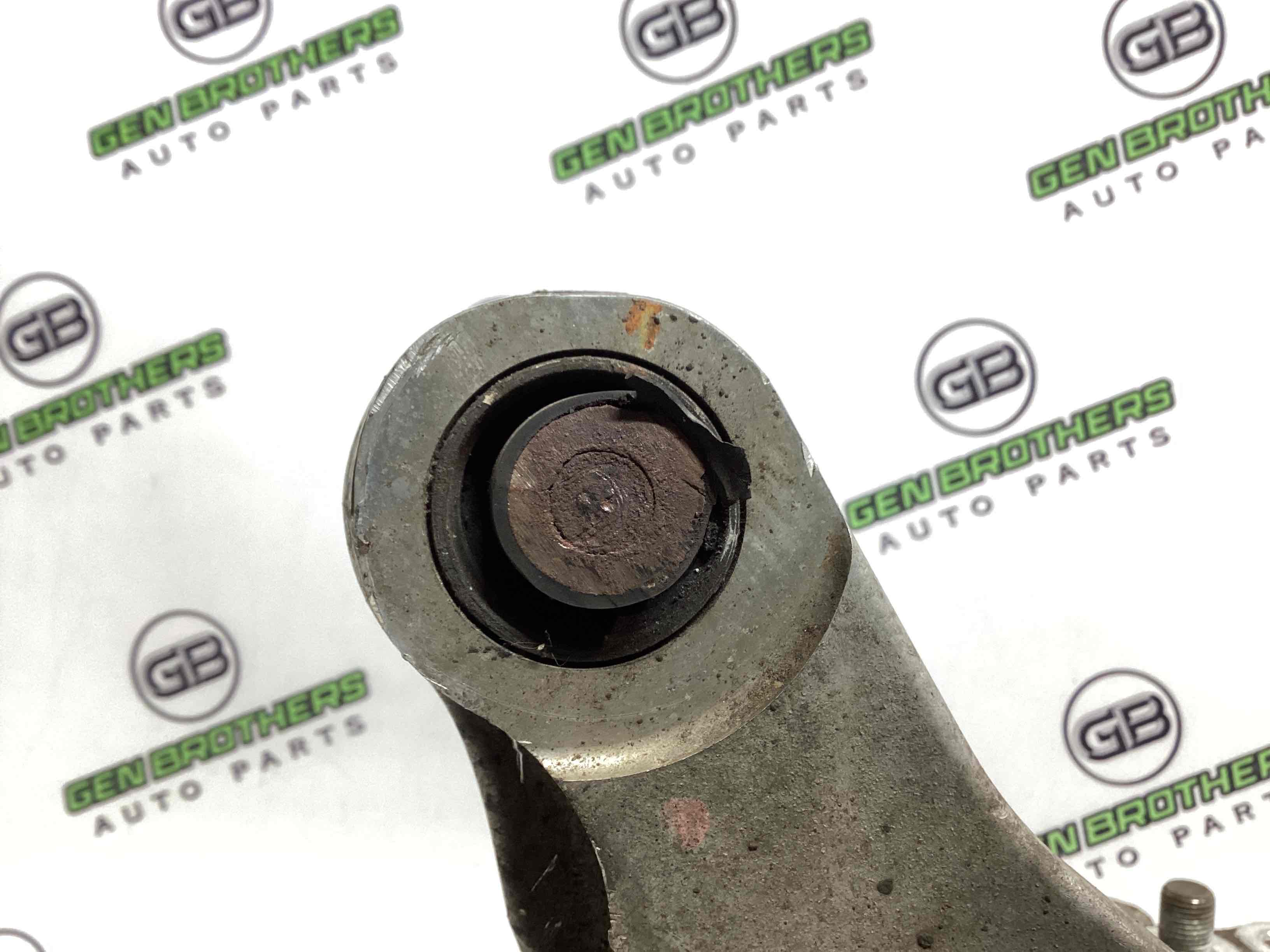 Кулак задній лівий