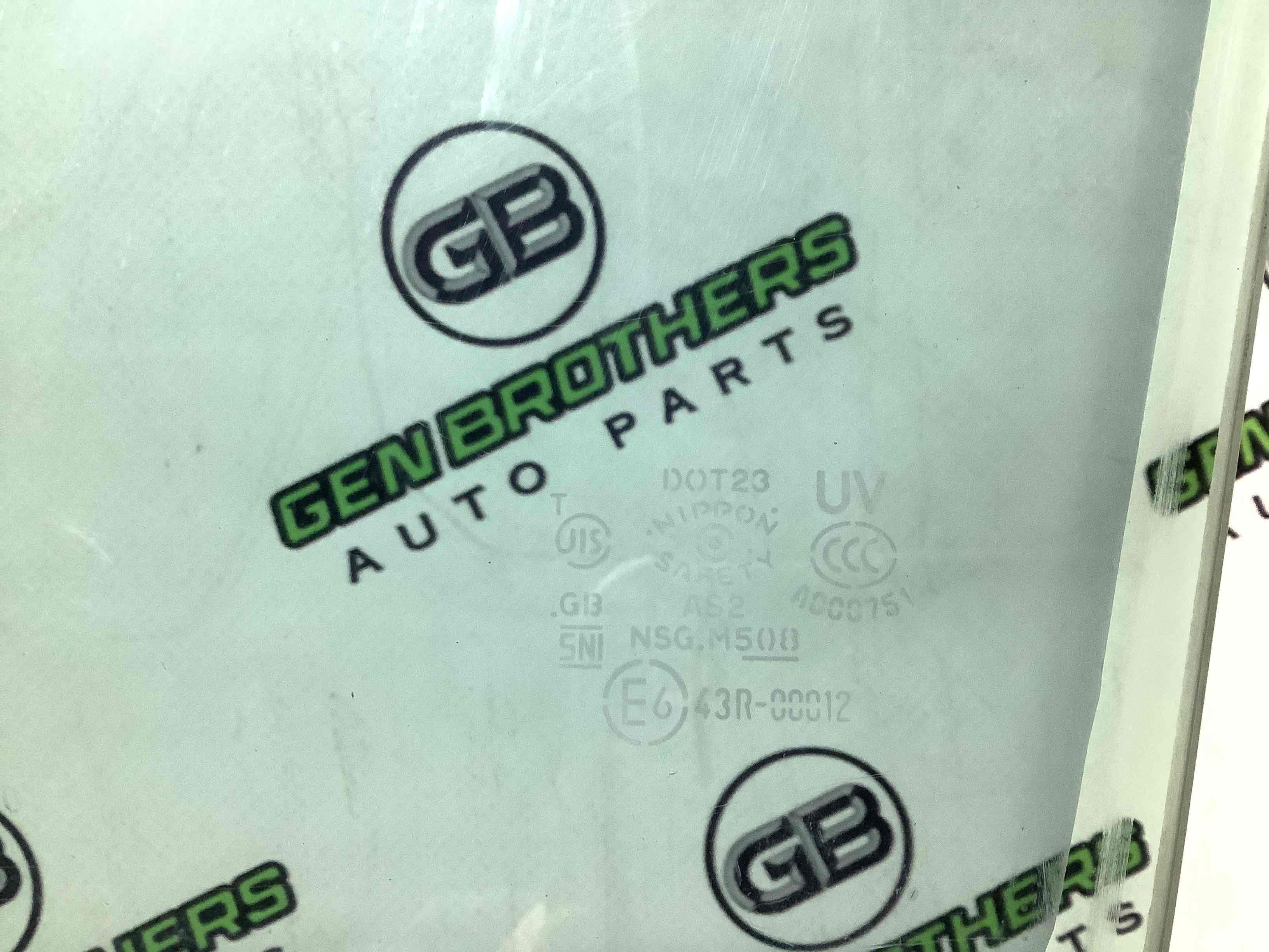 Скло переднє праве