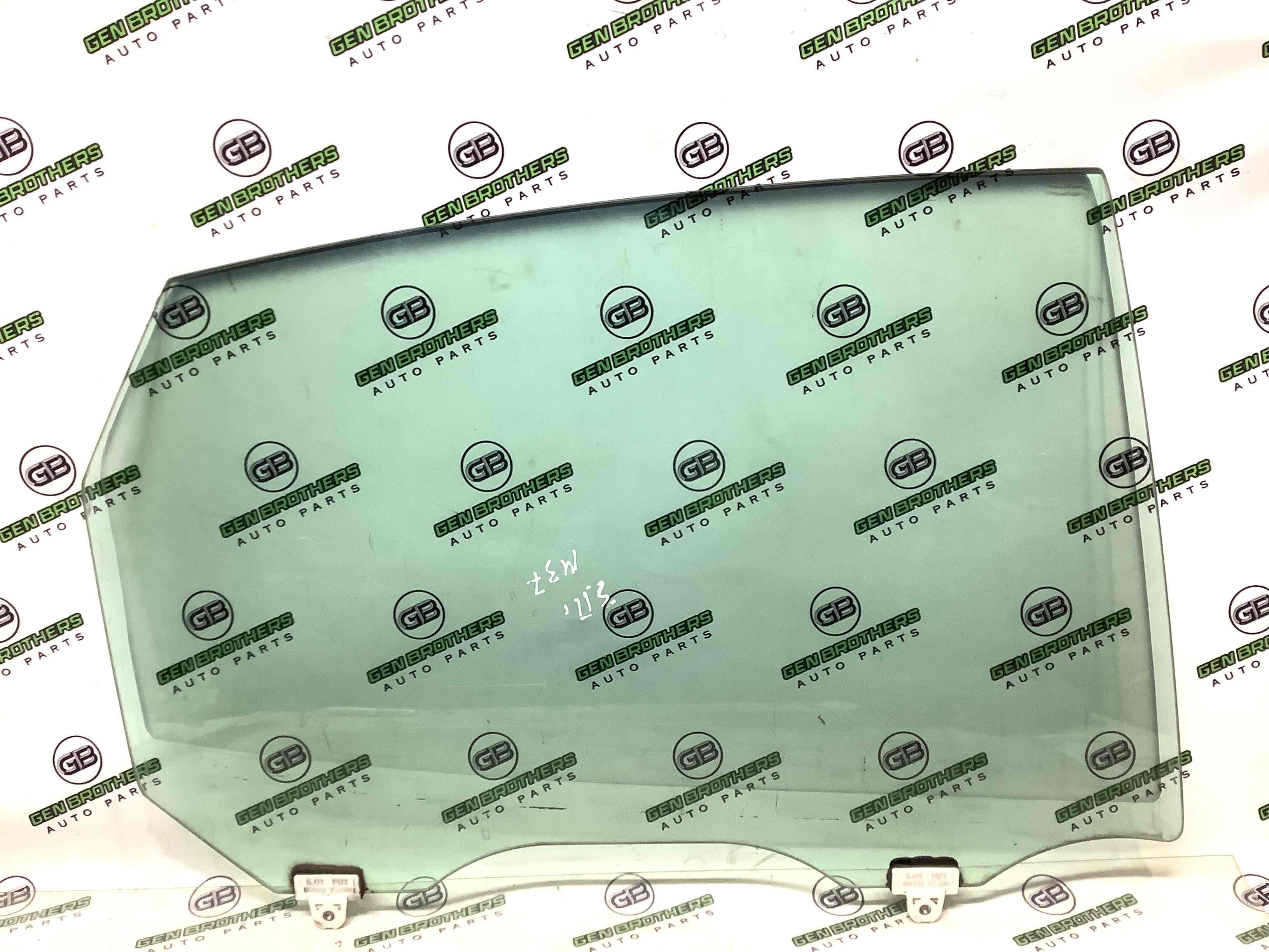 Скло заднє праве