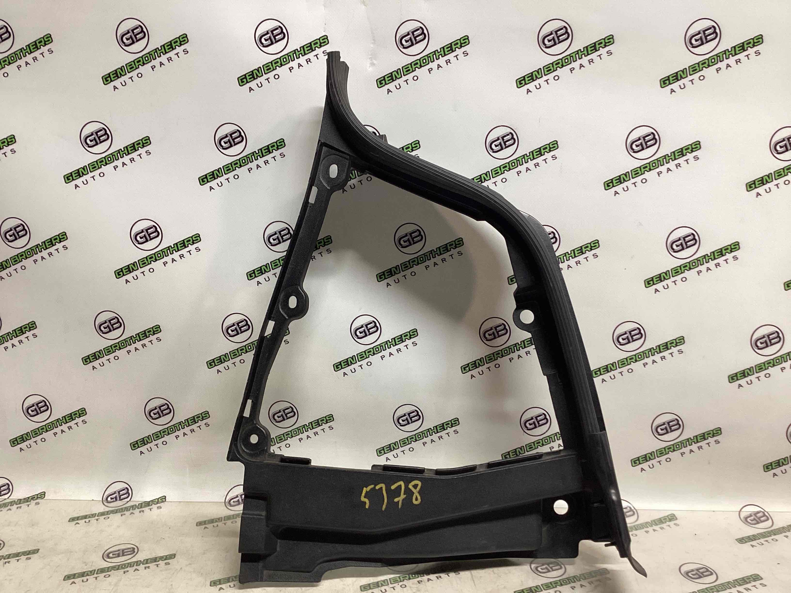 Пластик моторного відсіку