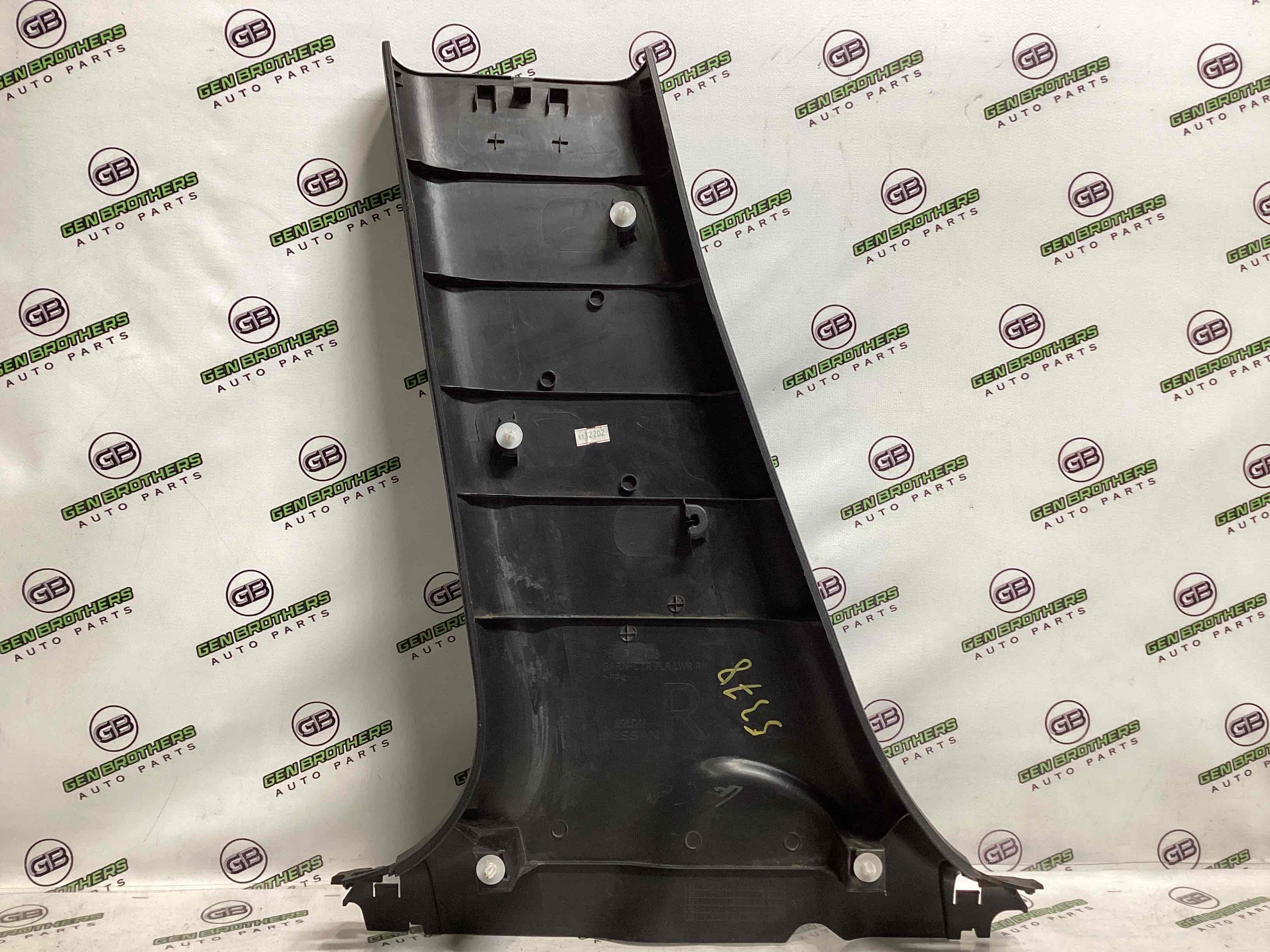 Обшивка центральної стійки права