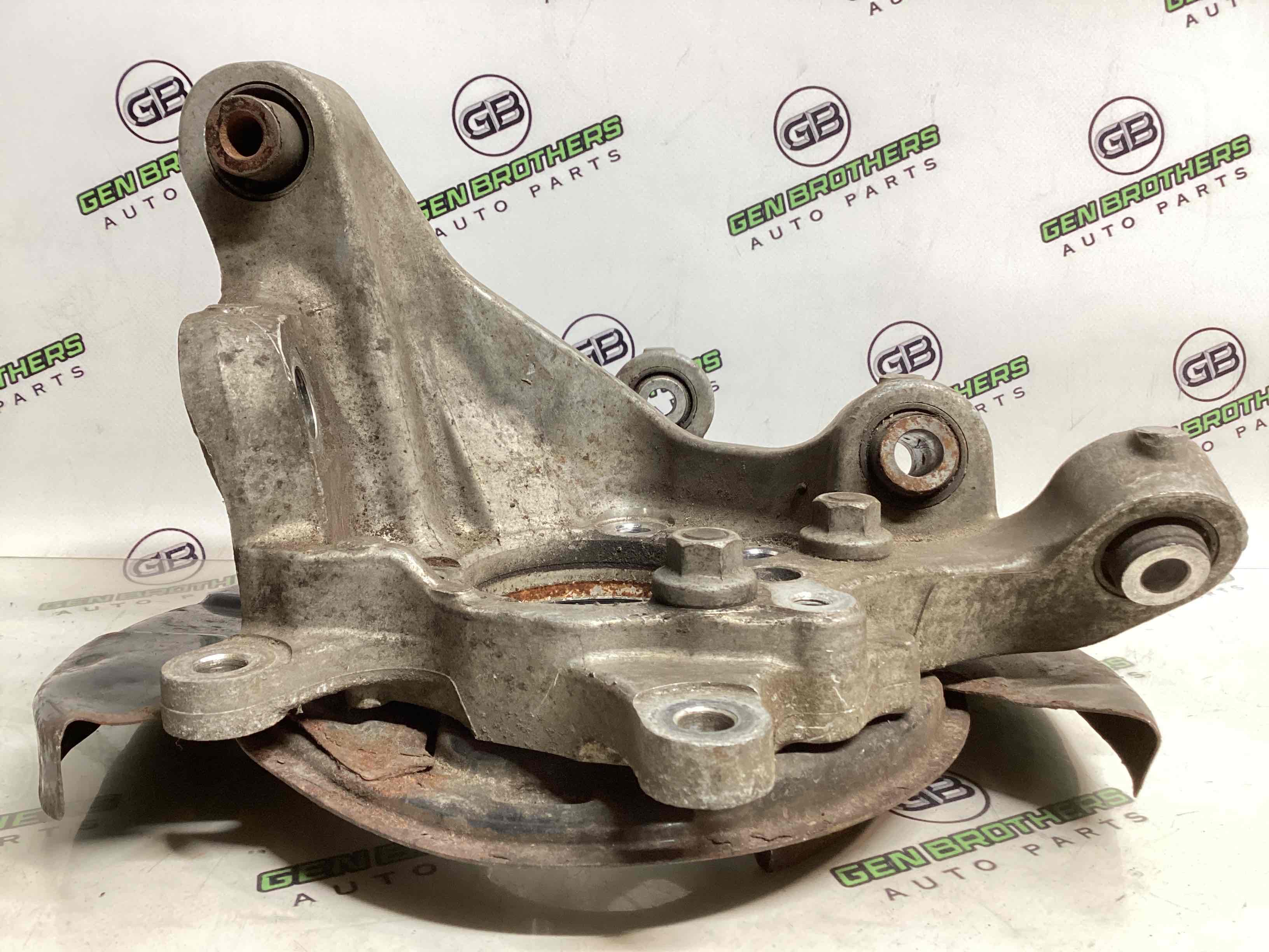 Кулак задній правий