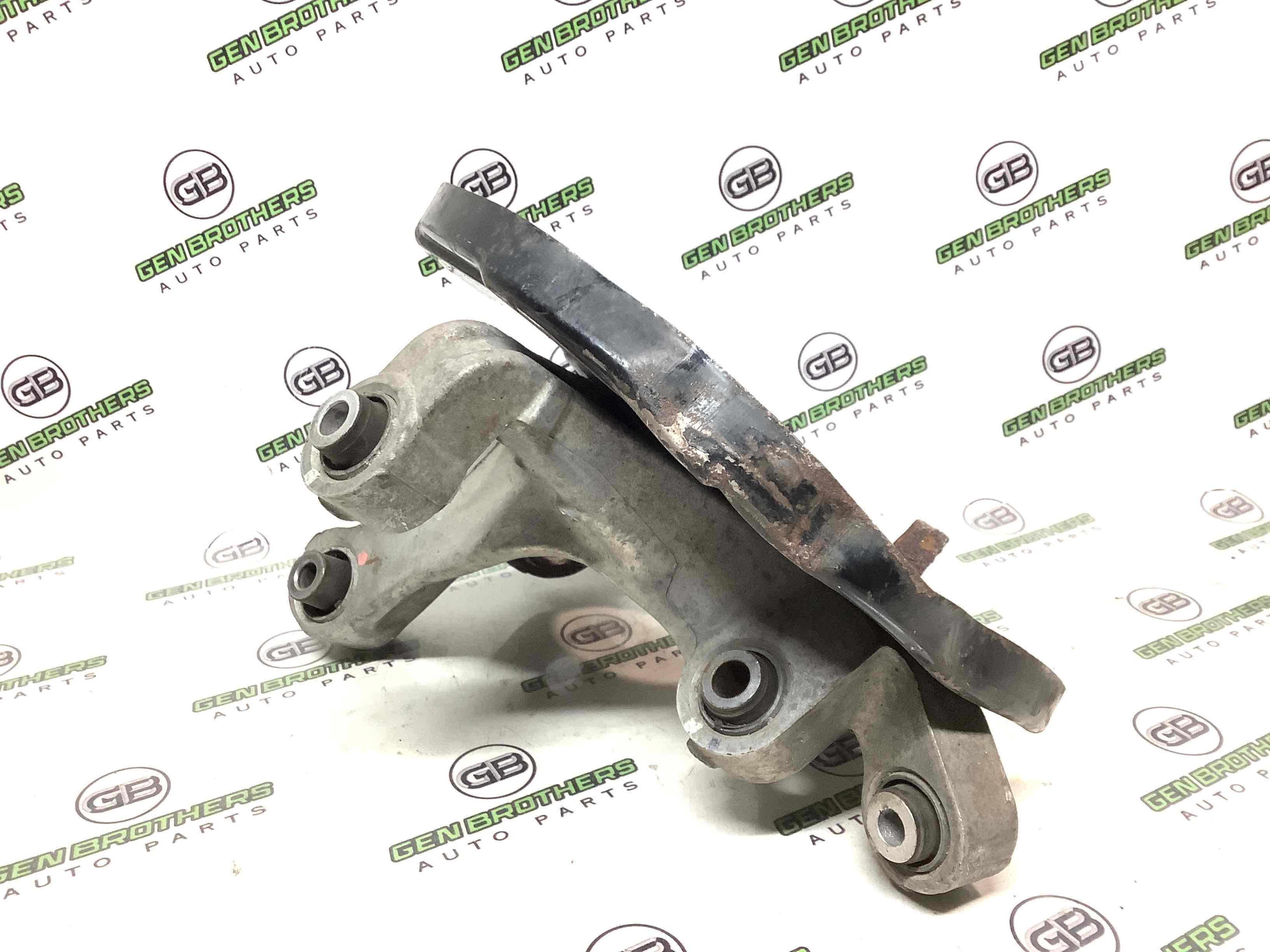 Кулак задній правий