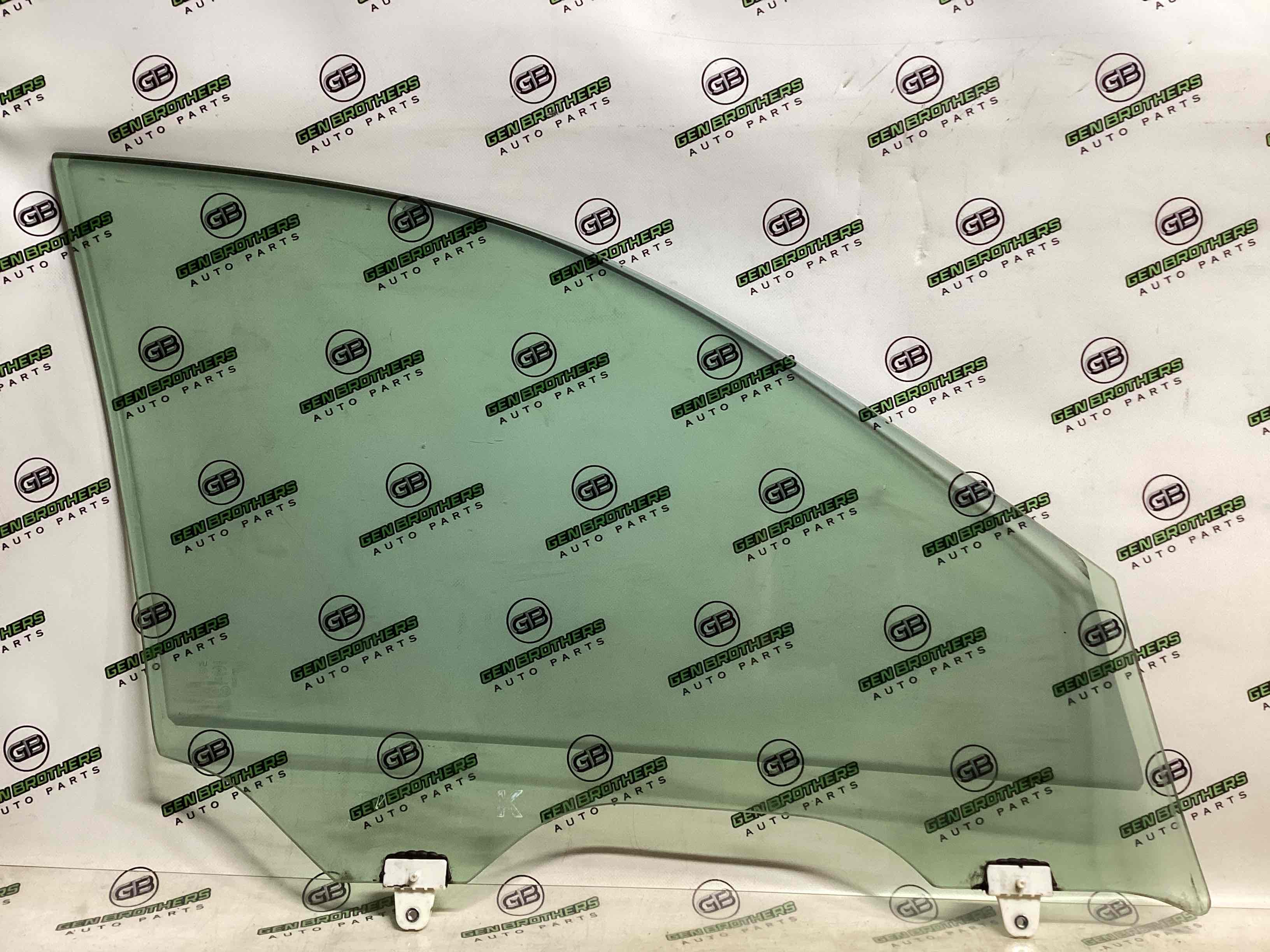 Скло переднє ліве