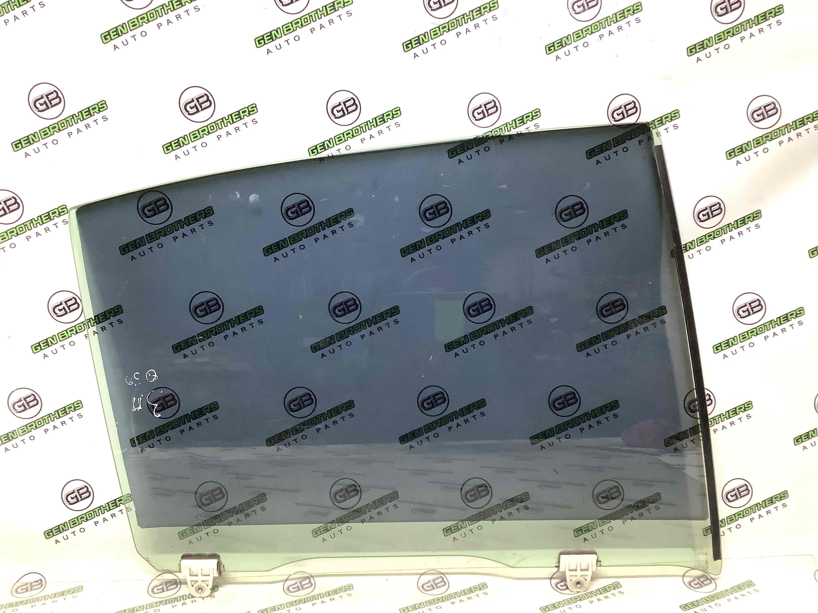 Скло заднє праве