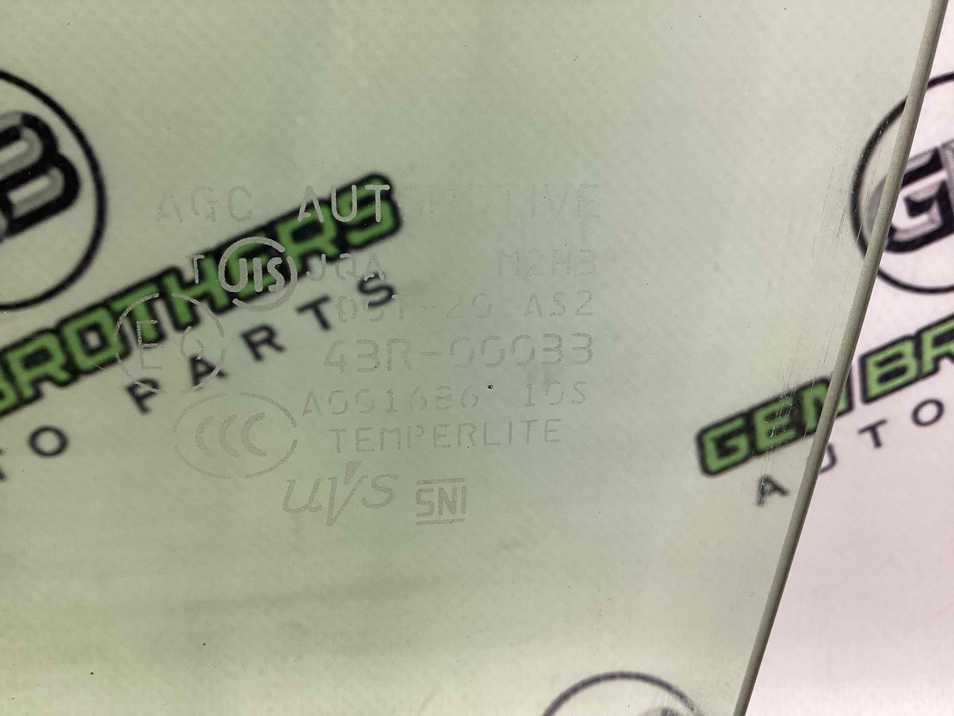 Скло заднє ліве