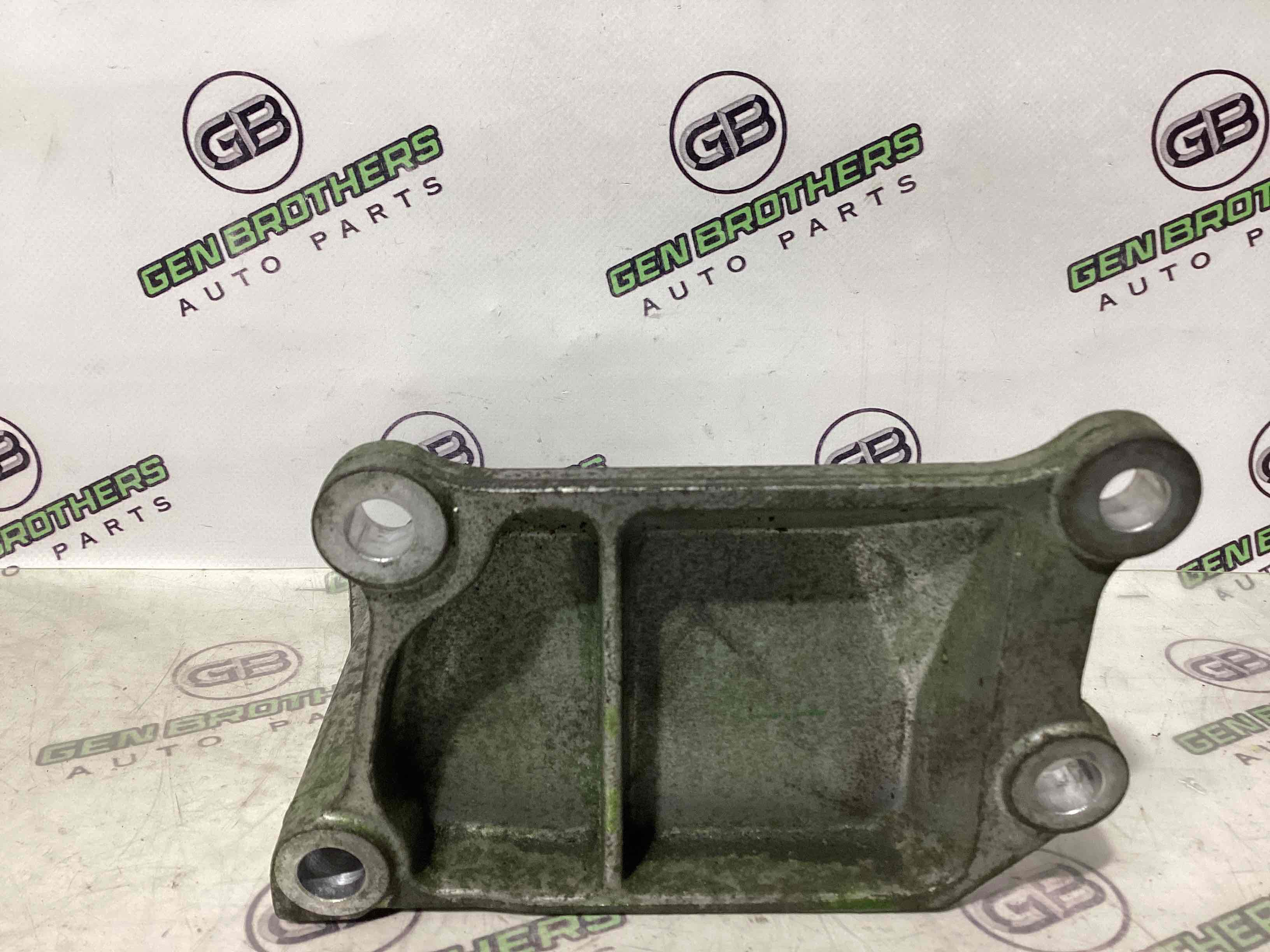 Кронштейн двигуна