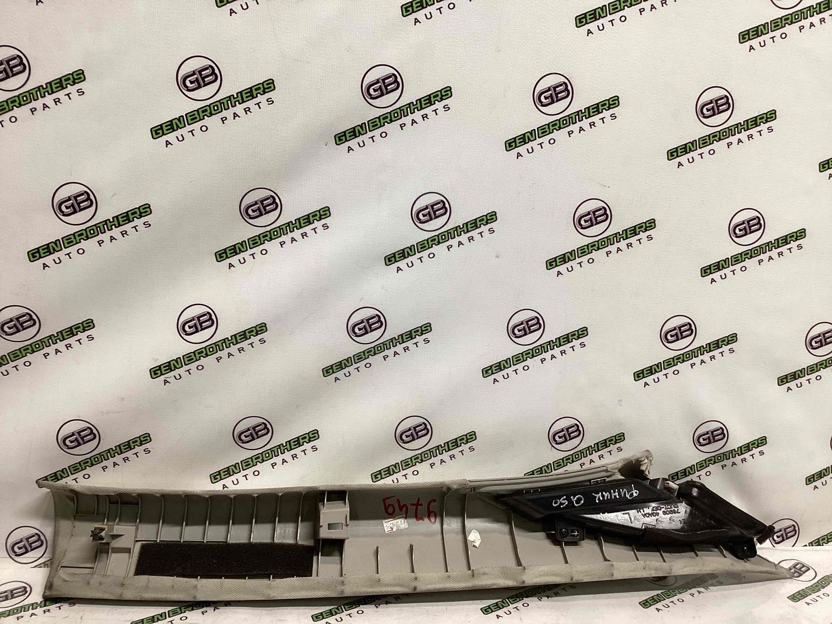 Обшивка передньої стійки ліва