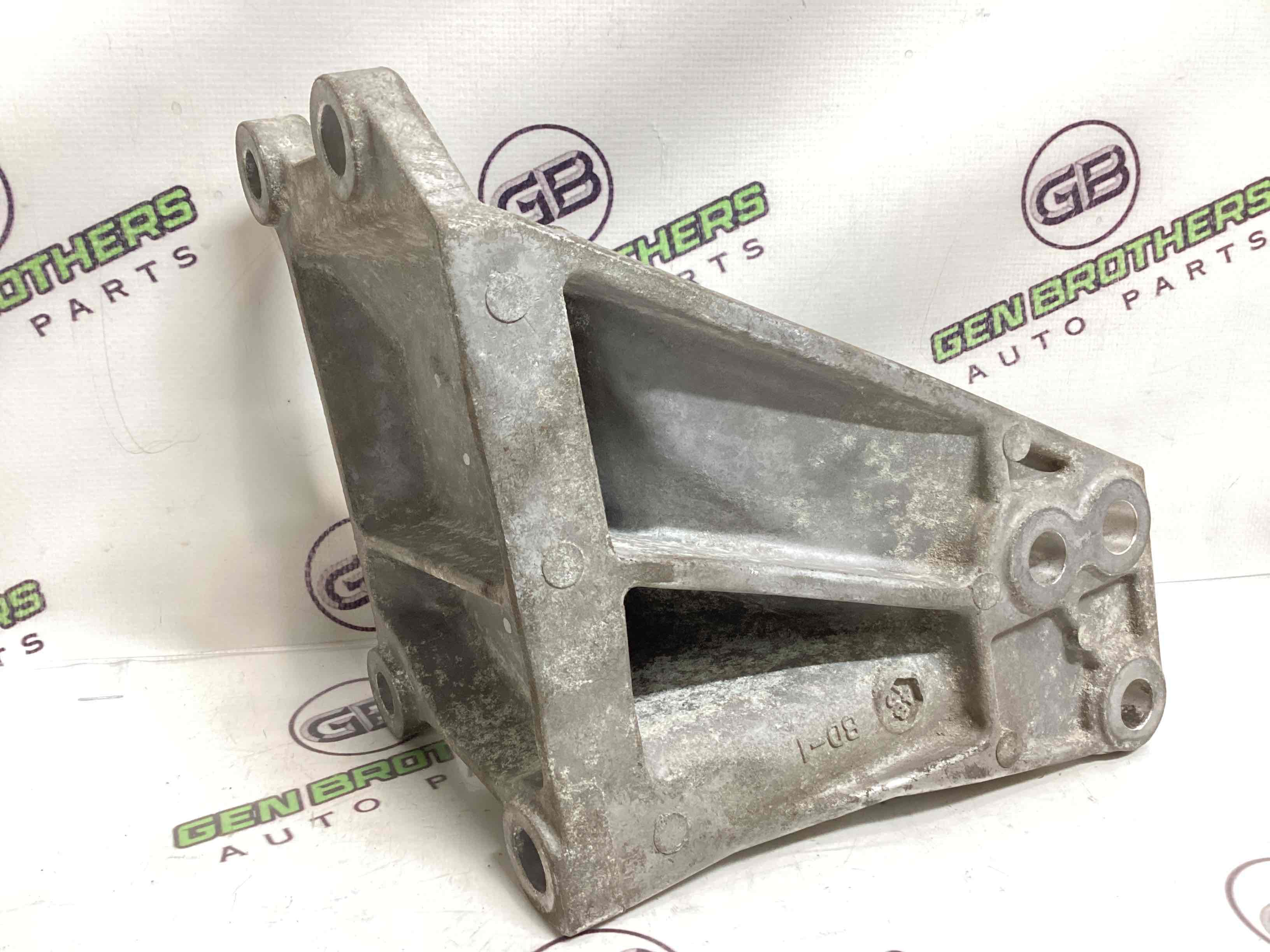 Кронштейн двигуна