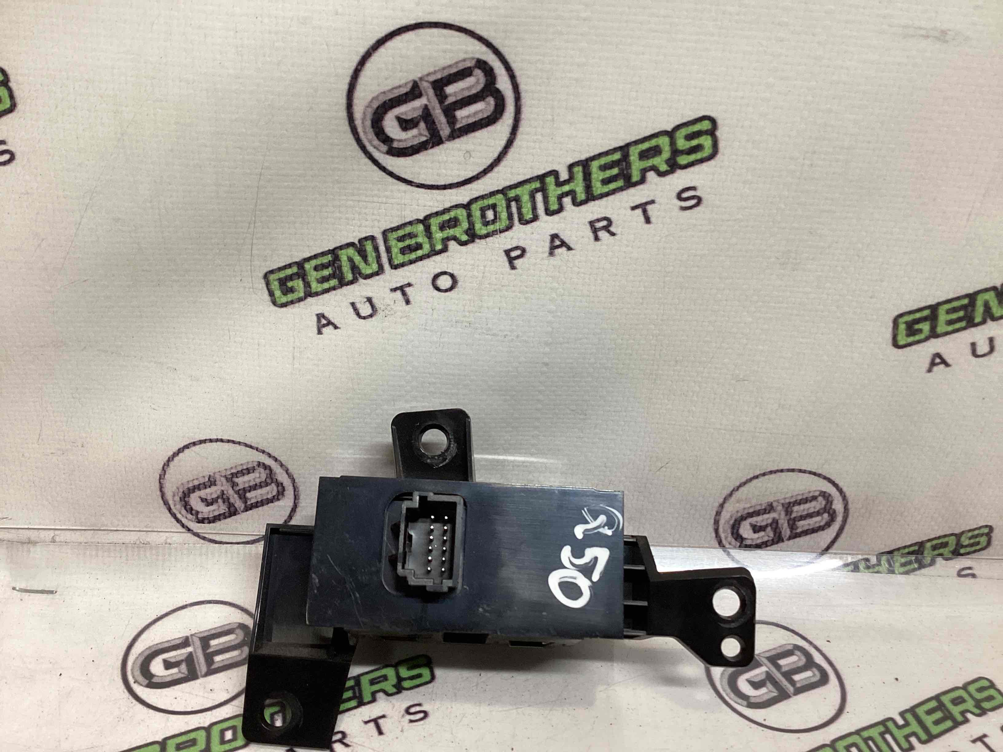 Кнопка відкриття багажника