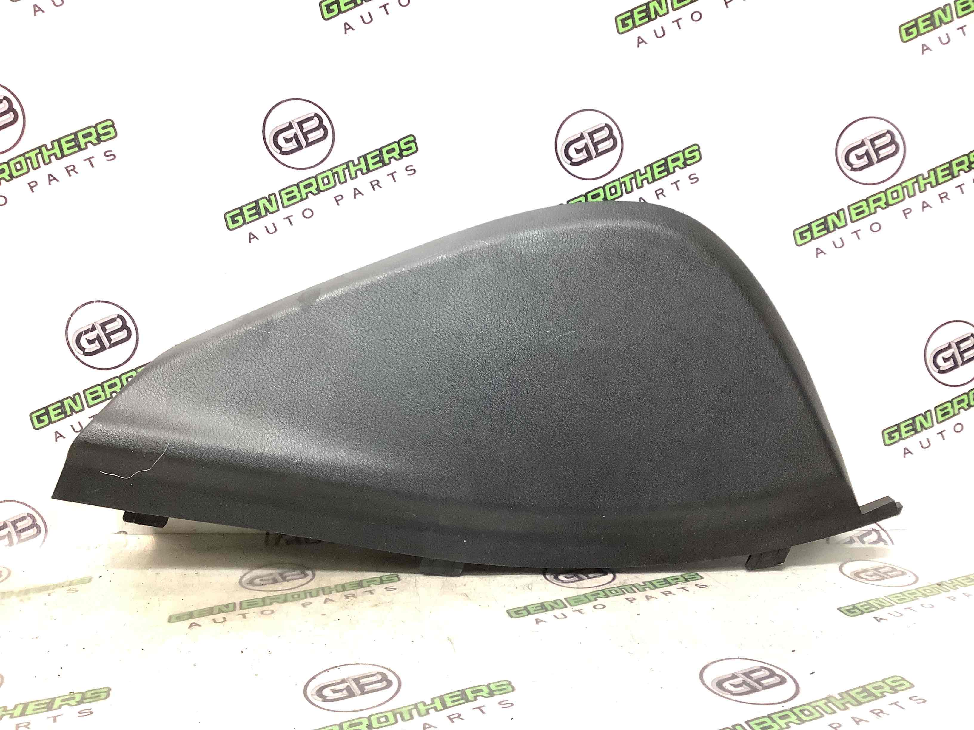 Обшивка панелі приладів торпедо