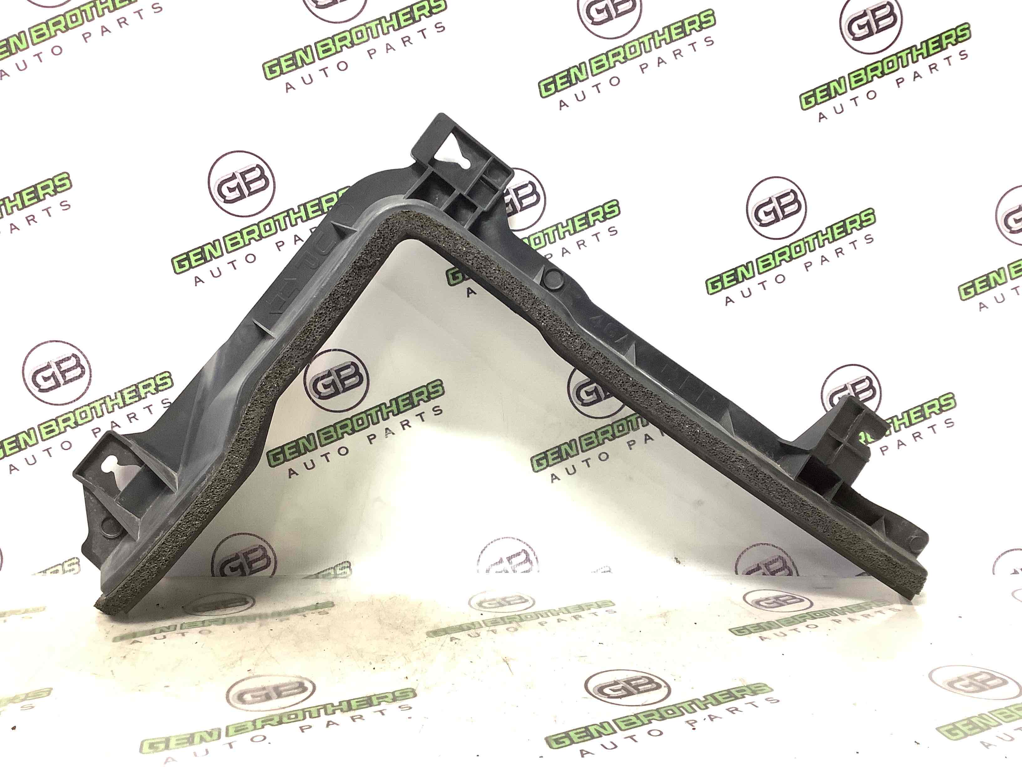 Кріплення заднього бампера праве