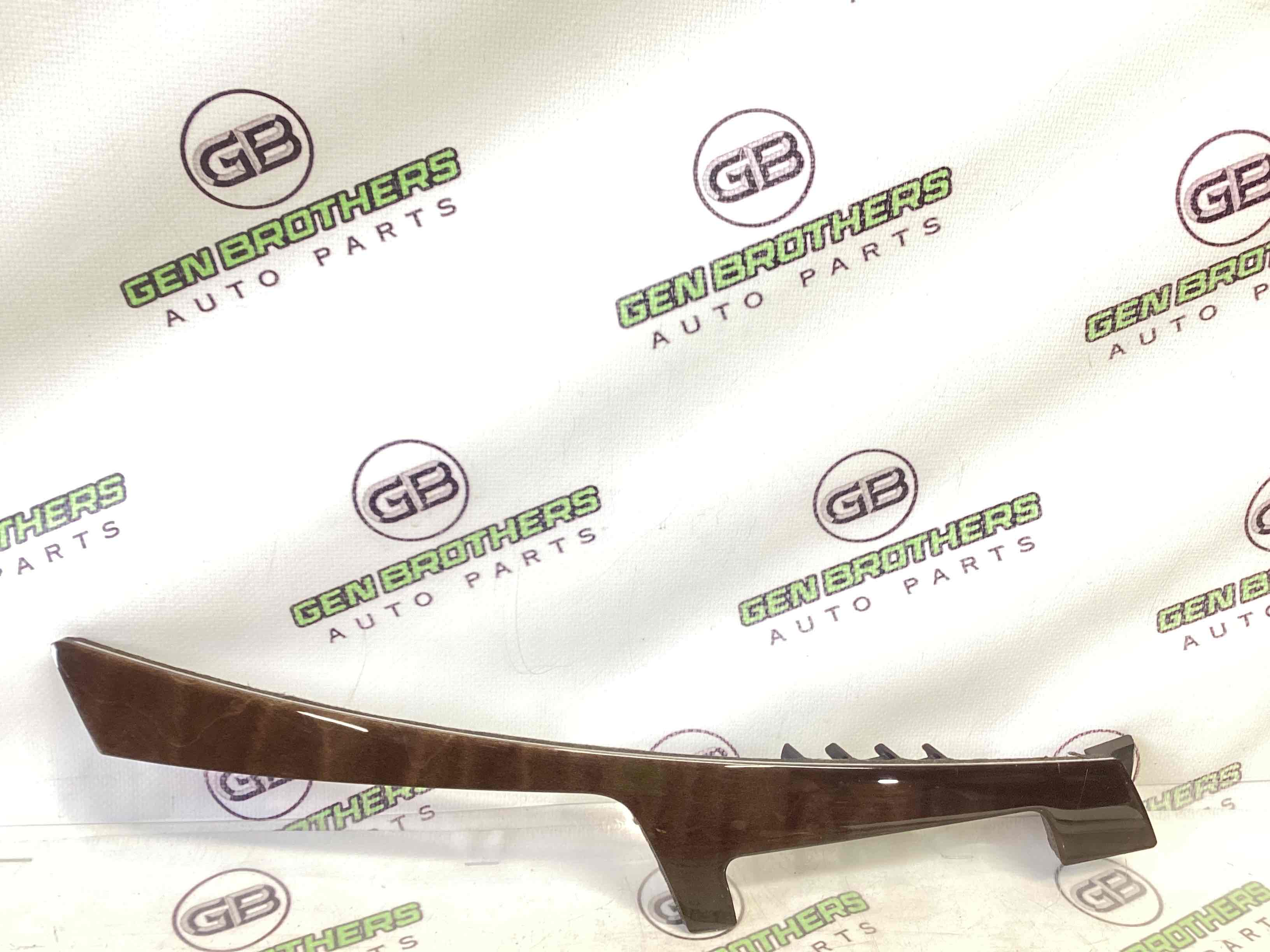 Обшивка панелі приладів торпедо