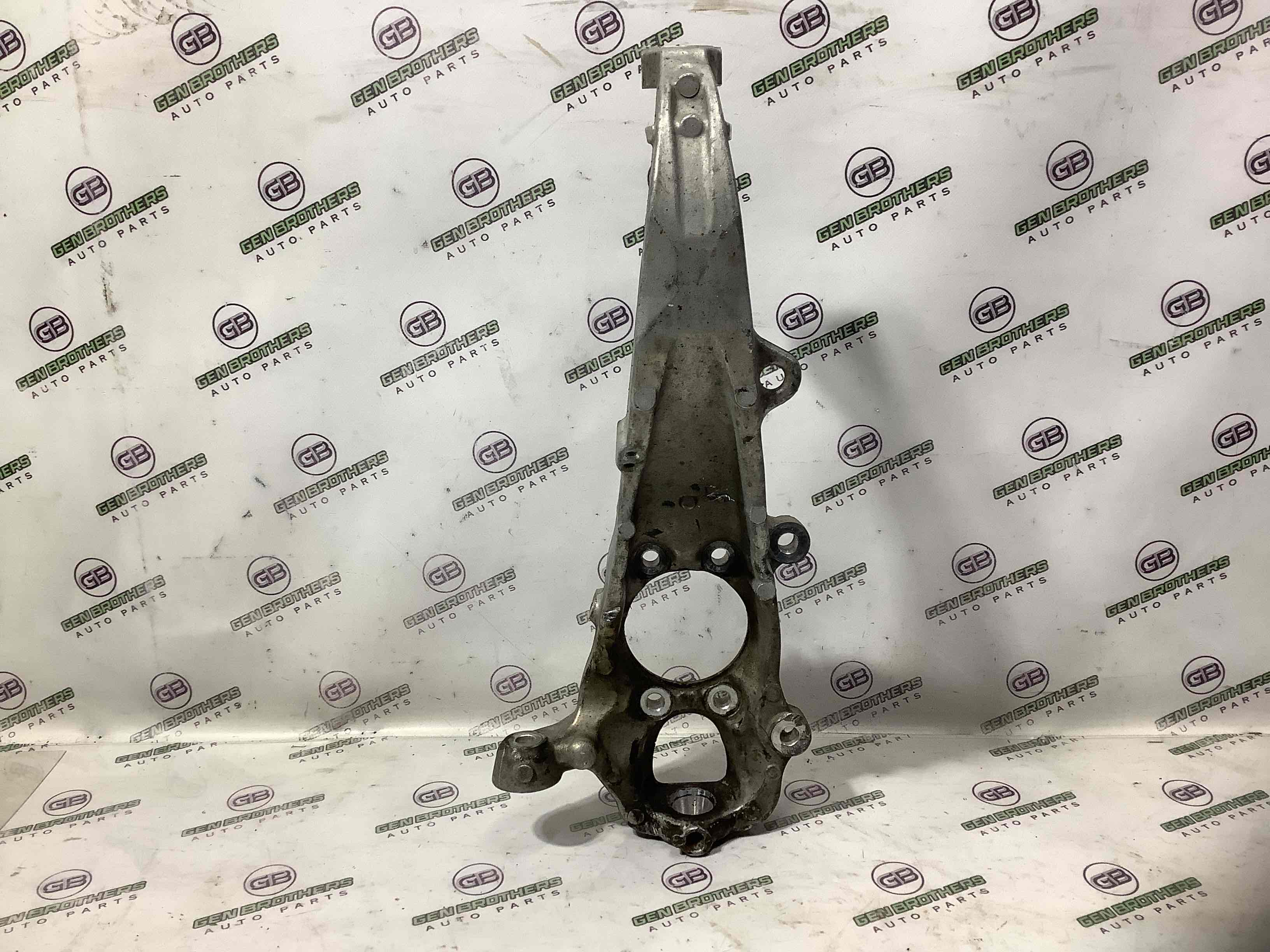 Кулак поворотний лівий