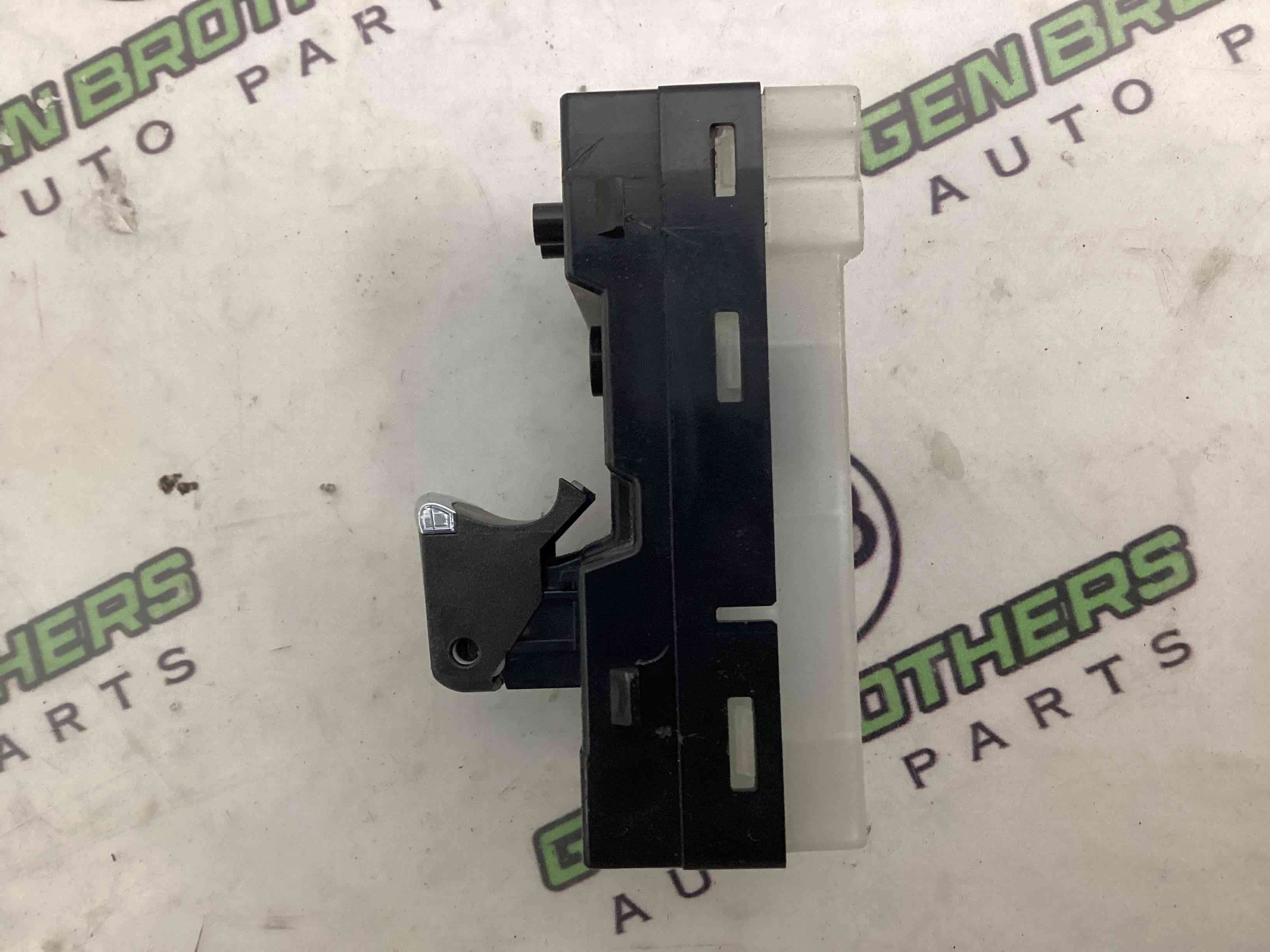 Кнопки керування склопідйомниками