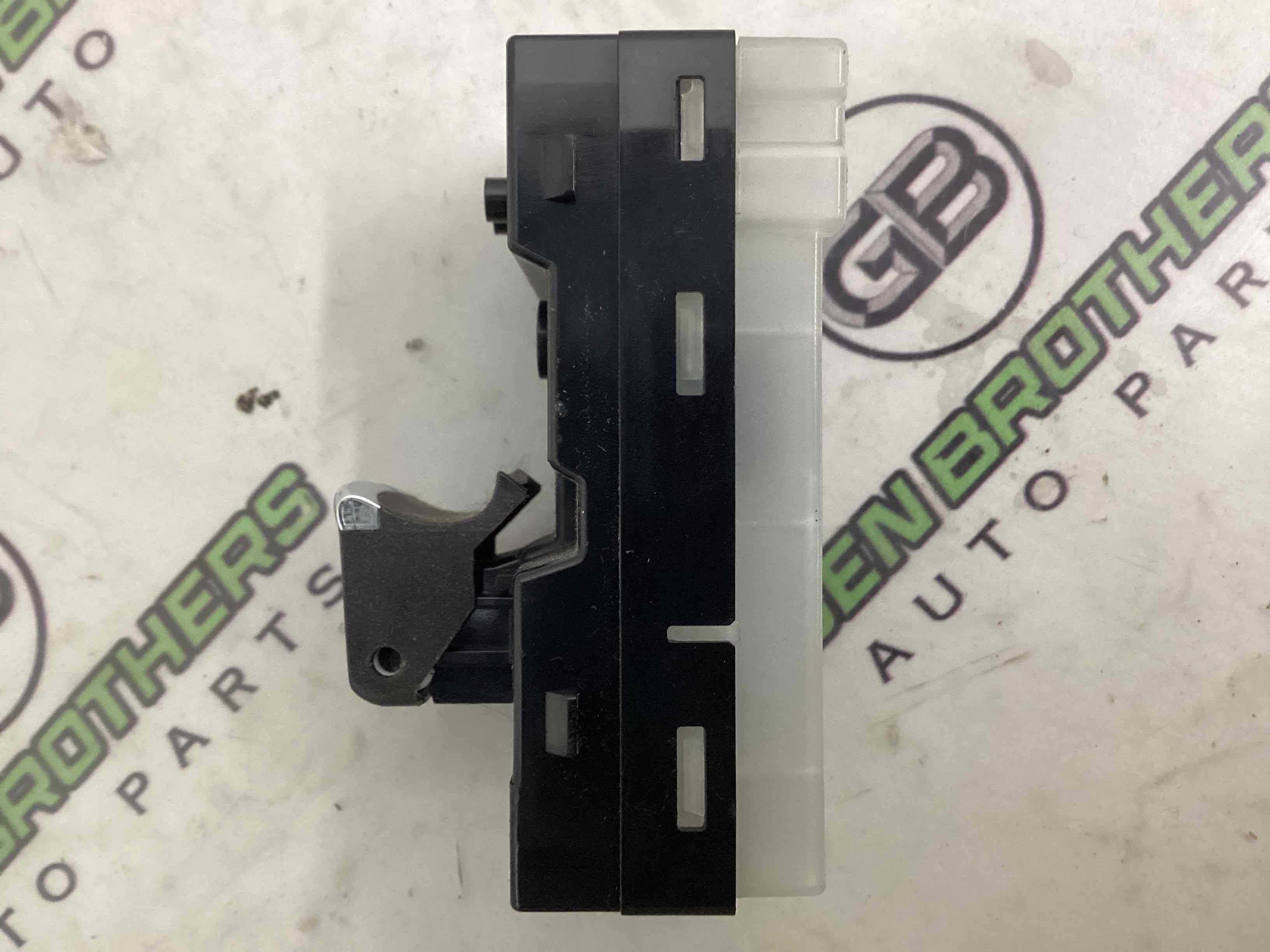 Кнопки керування склопідйомниками