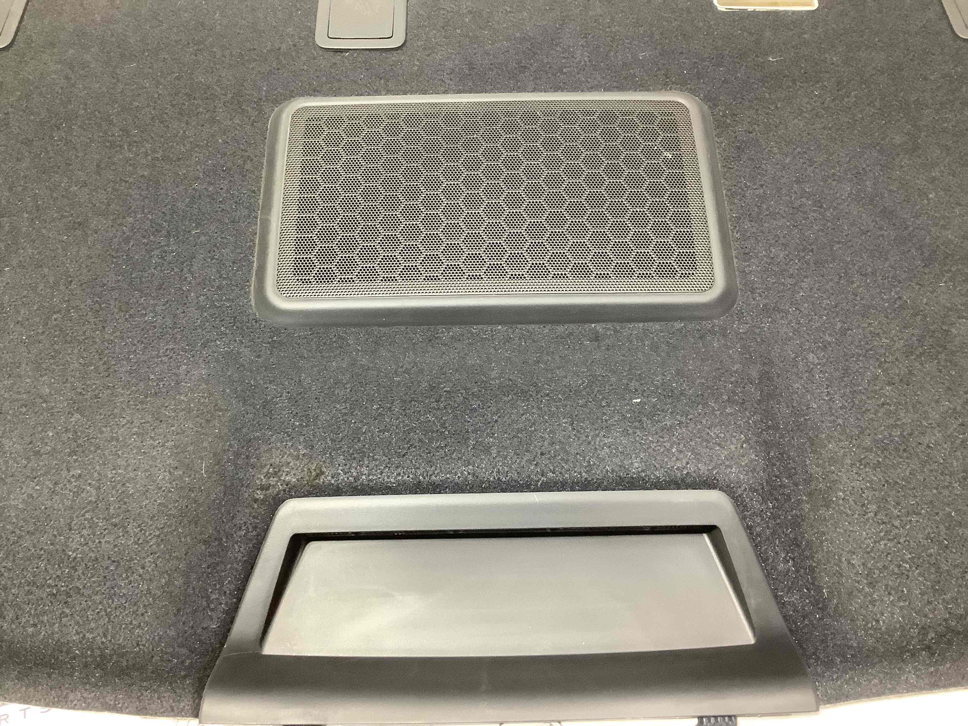 Обшивка задньої полиці