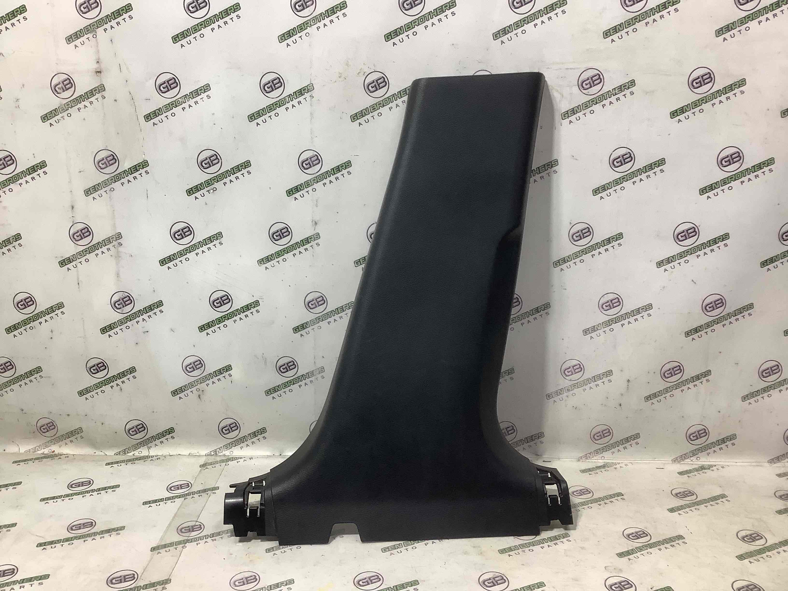 Обшивка центральної стійки права