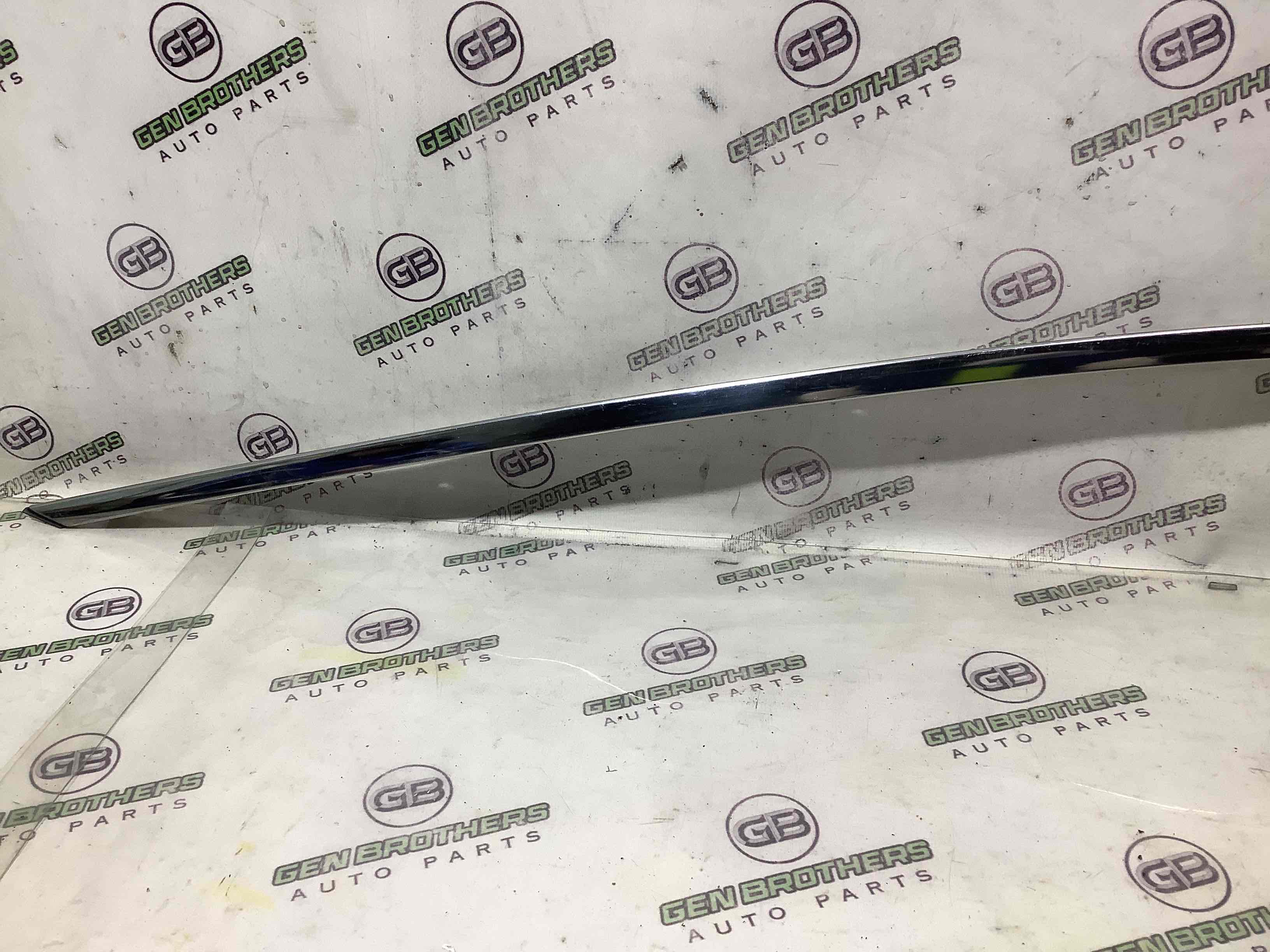 Молдинг двері передньої лівої