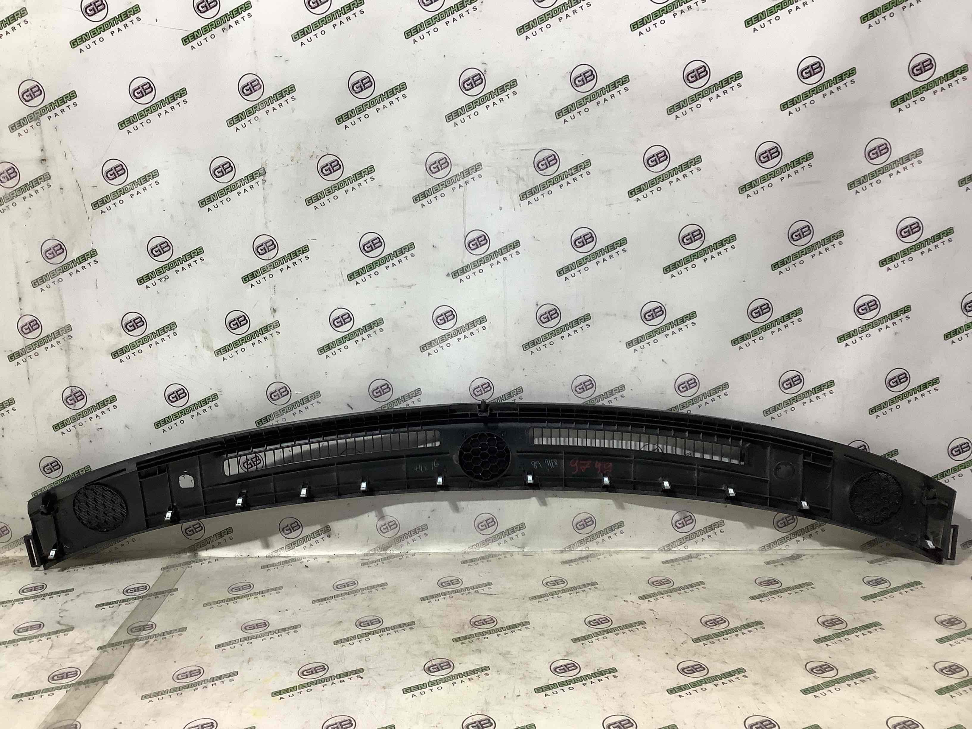 Обшивка панелі приладів торпедо