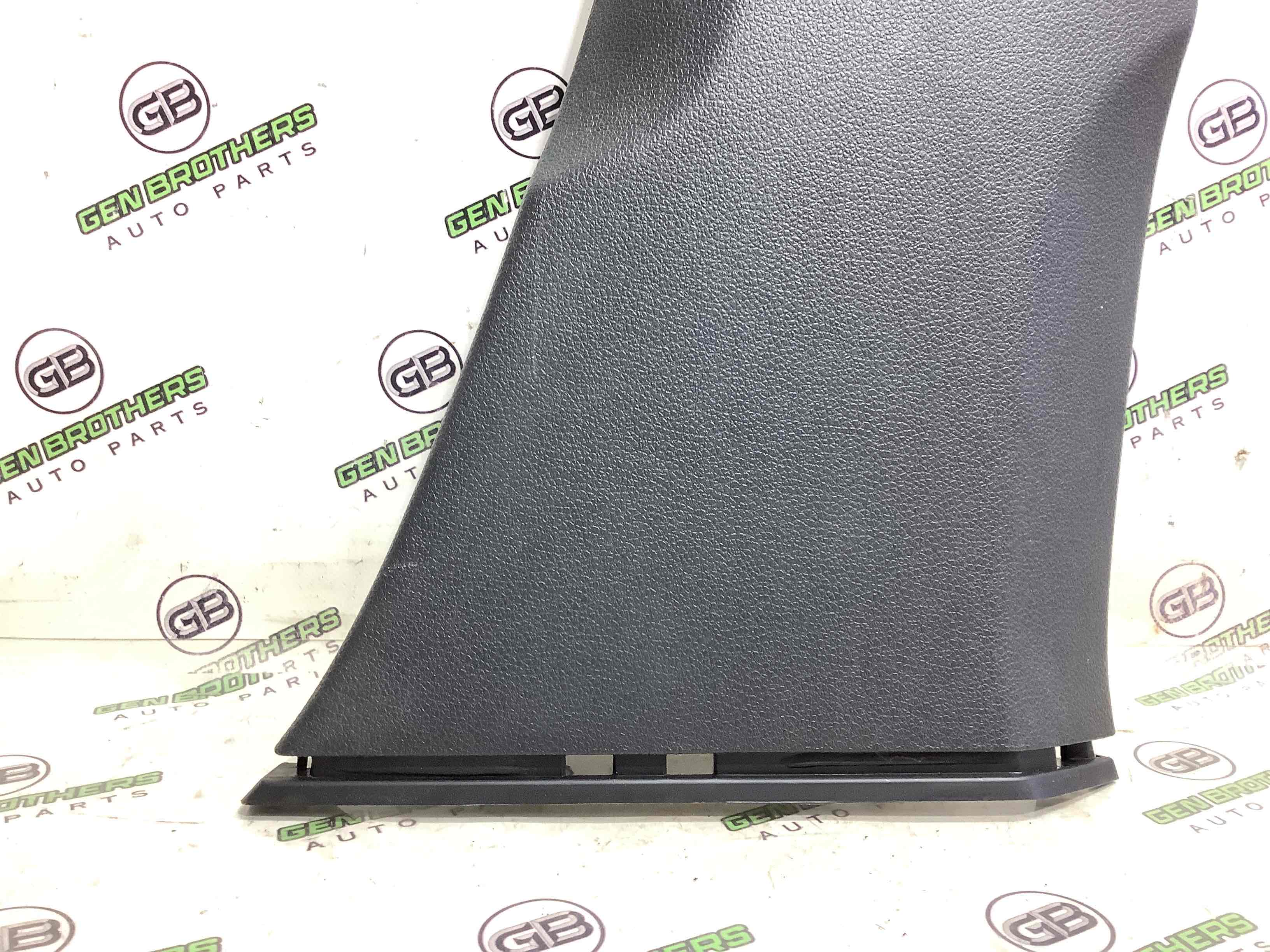 Обшивка центральної стійки права