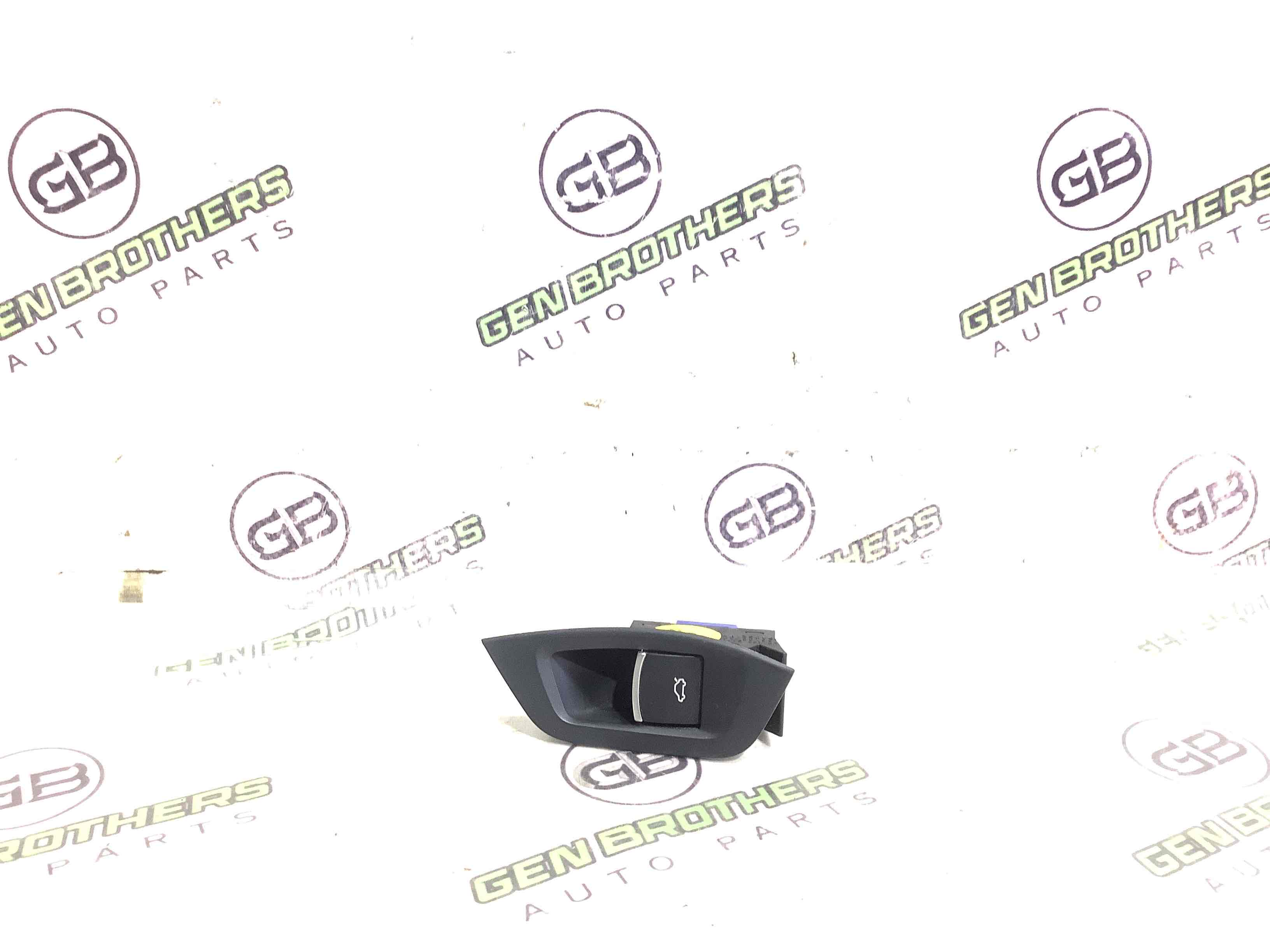 Кнопка відкриття багажника