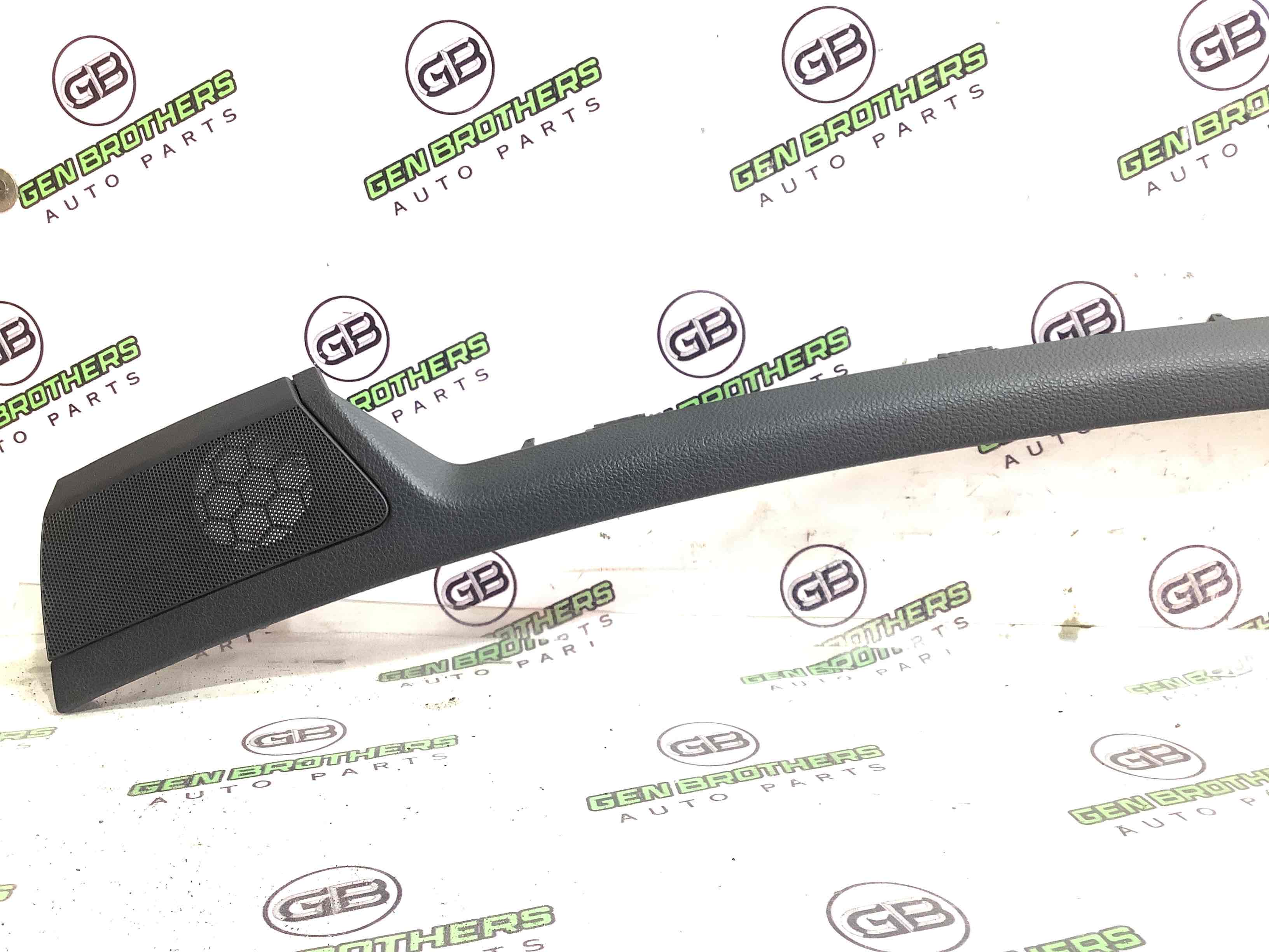 Обшивка панелі приладів торпедо