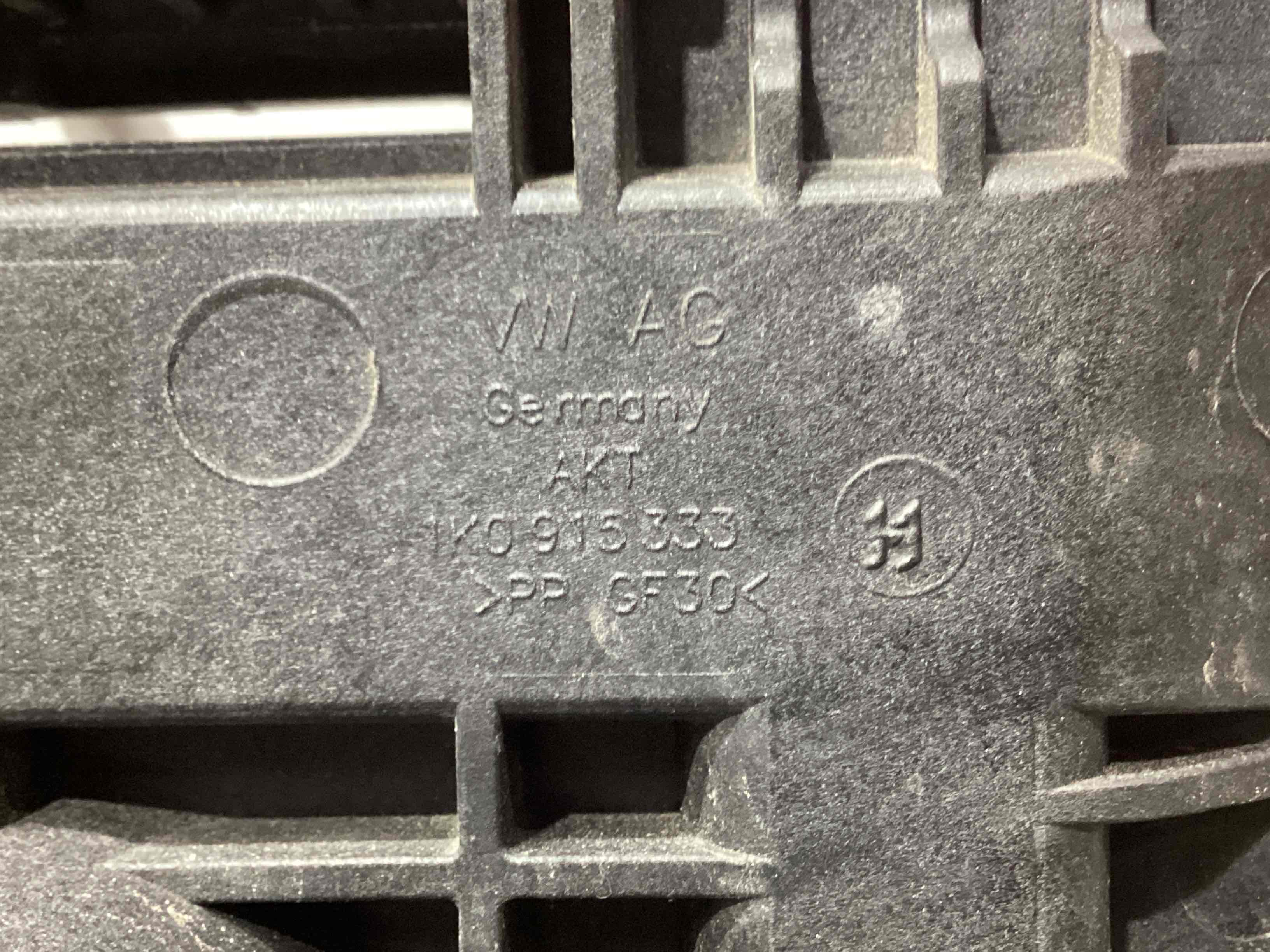 Полиця акумулятора, кришка, кріплення майданчик АКБ