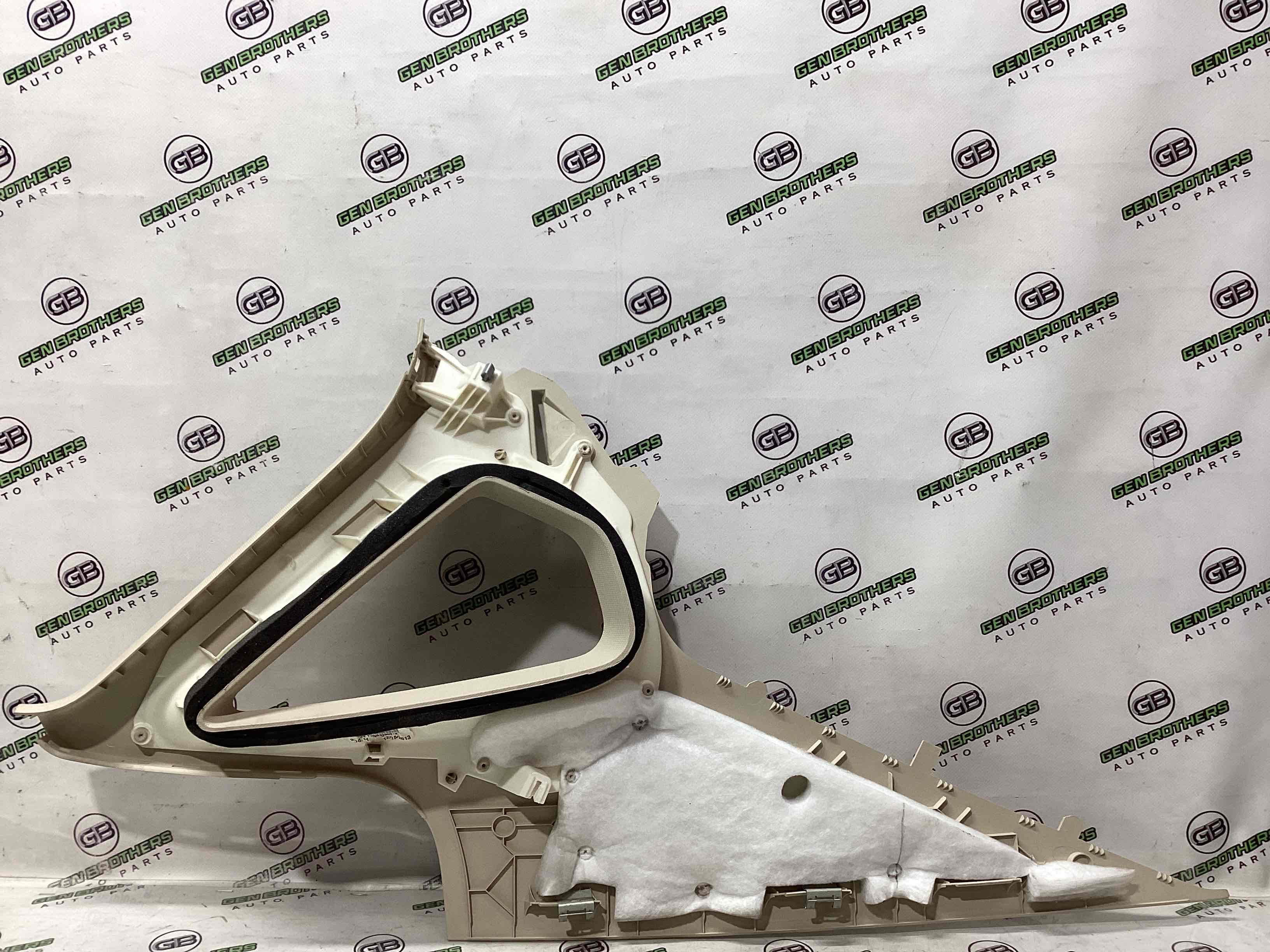 Обшивка задньої стійки права