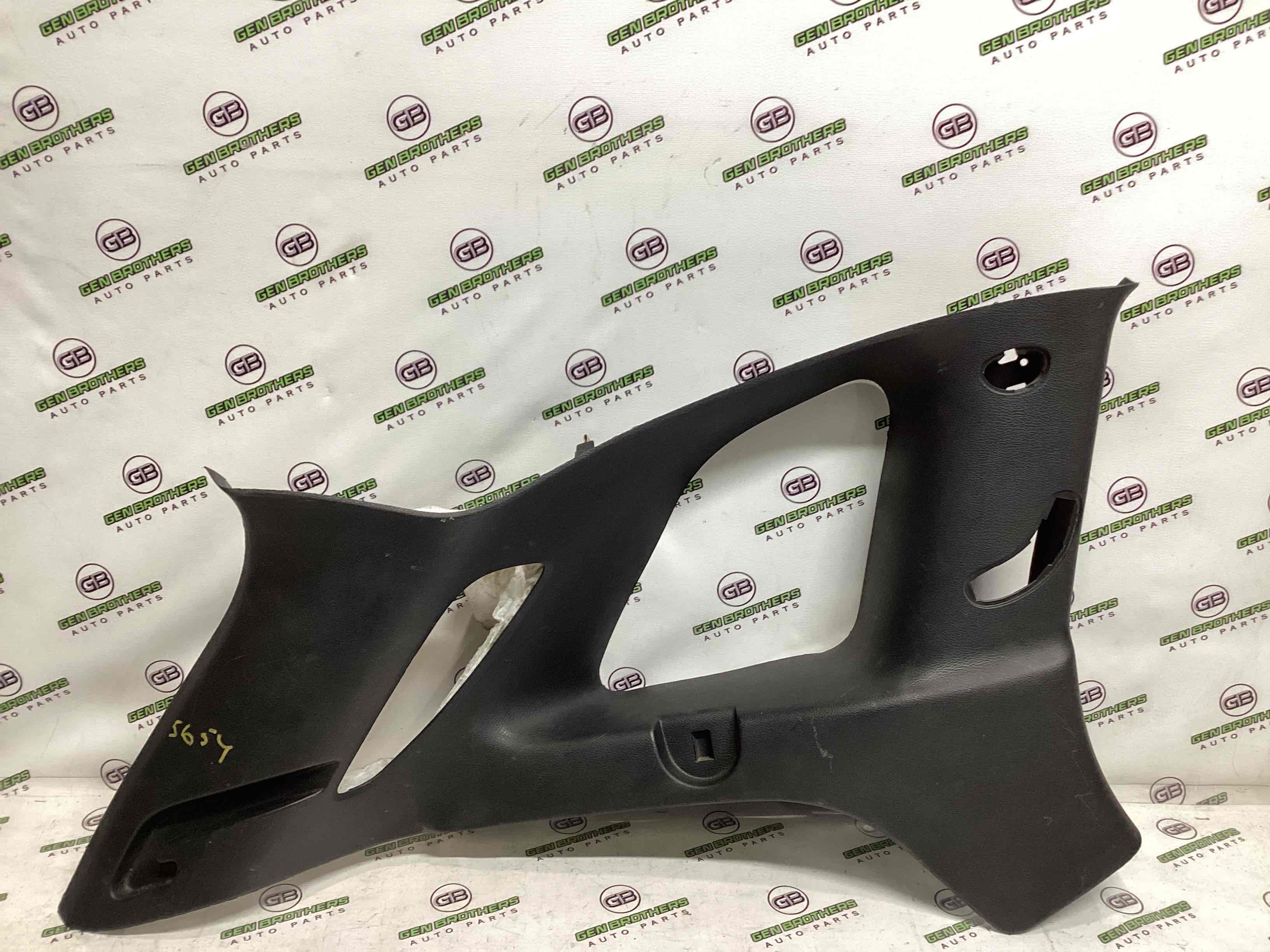 Обшивка задньої стійки ліва