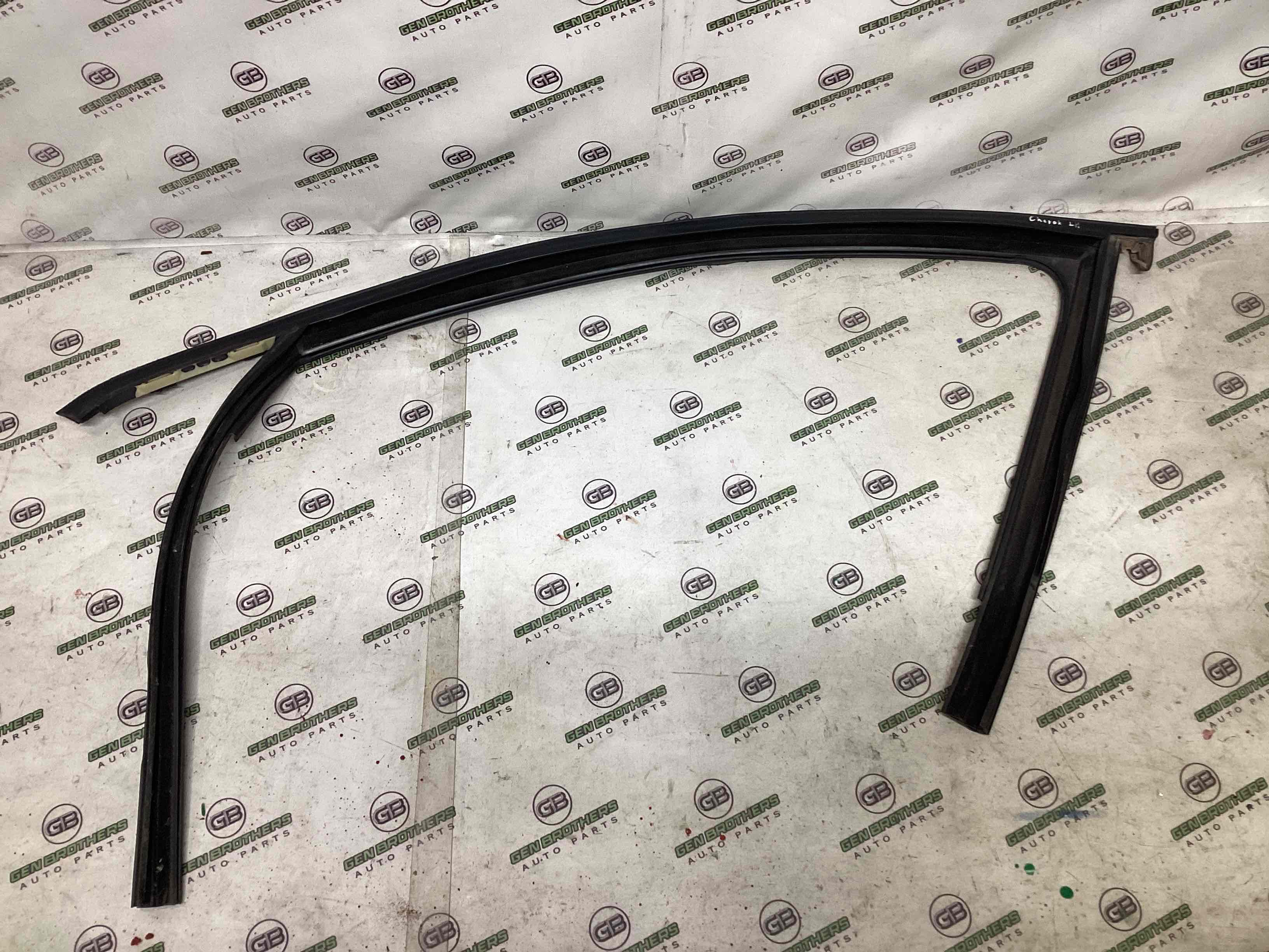 Ущільнювач скла, двері