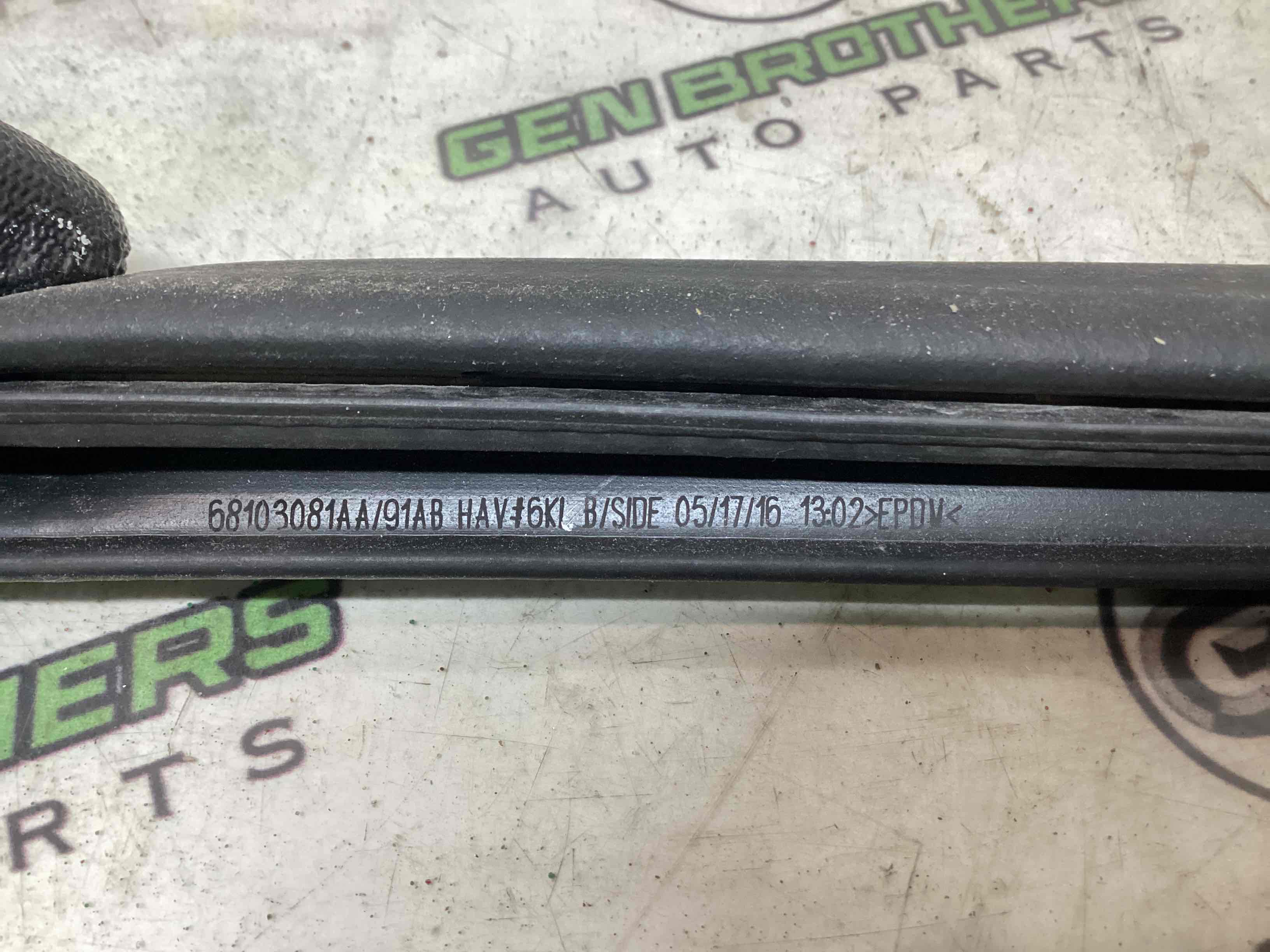 Ущільнювач скла, двері