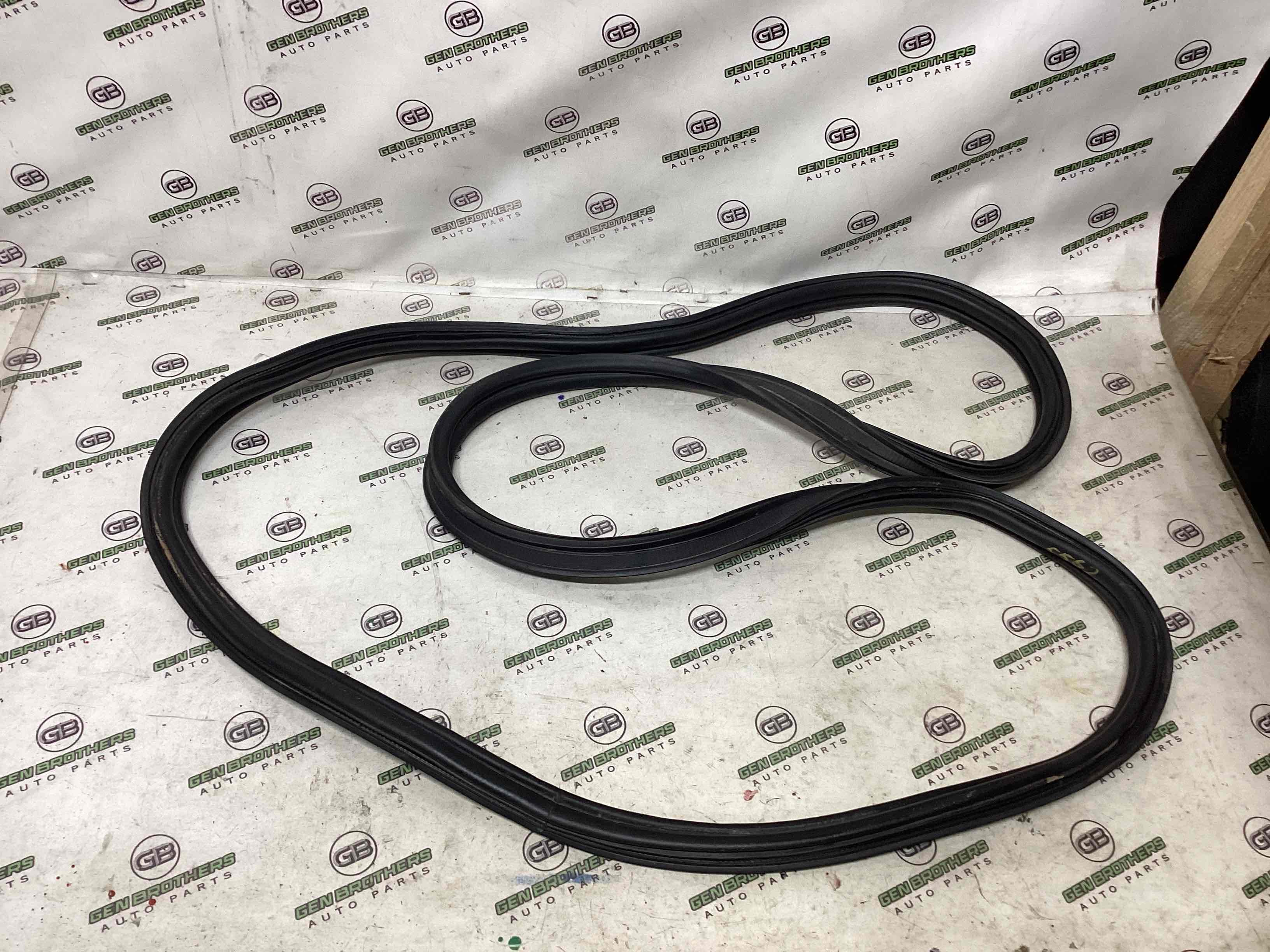 Ущільнювач кришки багажника, двері багажника