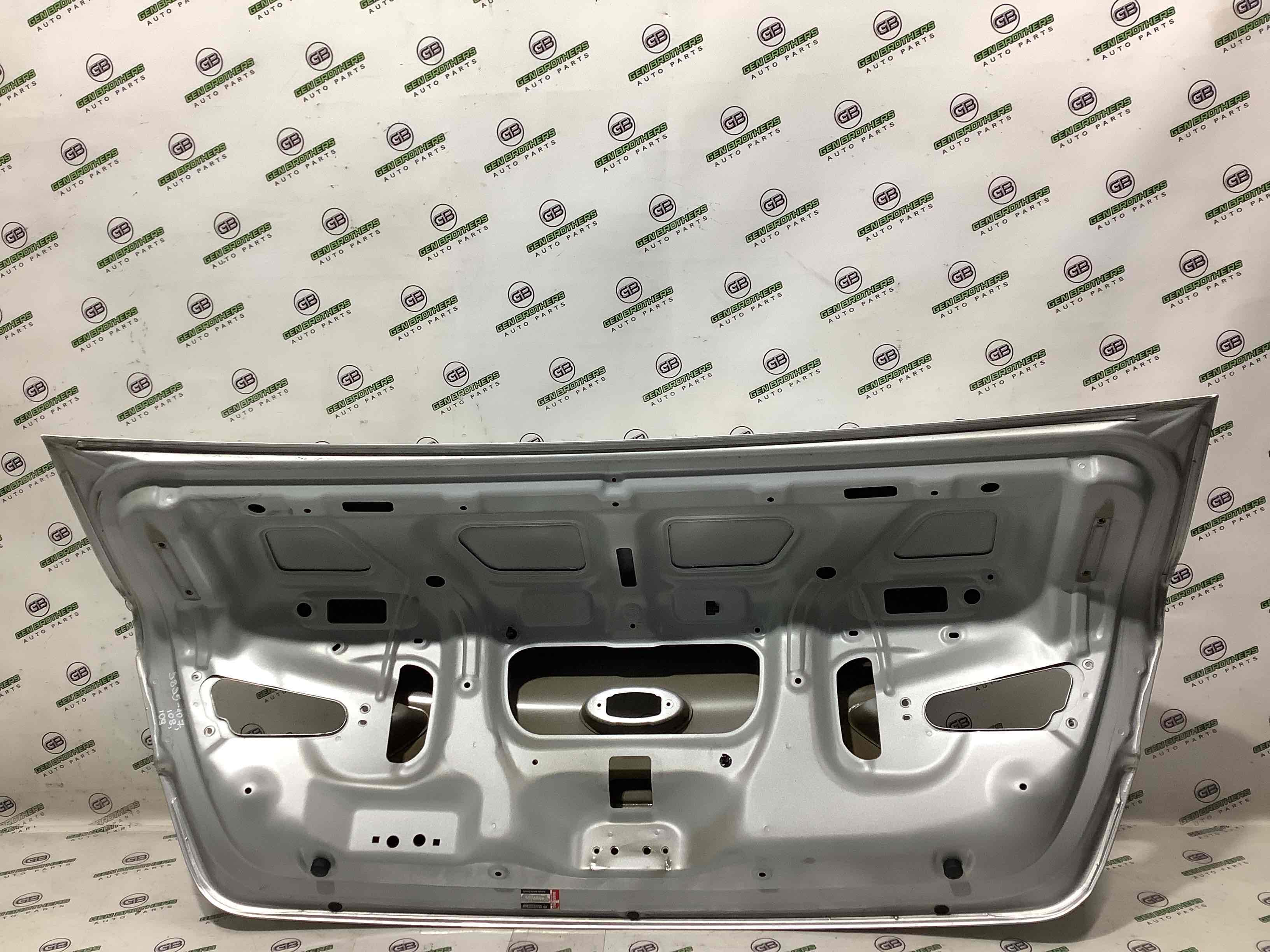 Кришка багажника, двері багажника