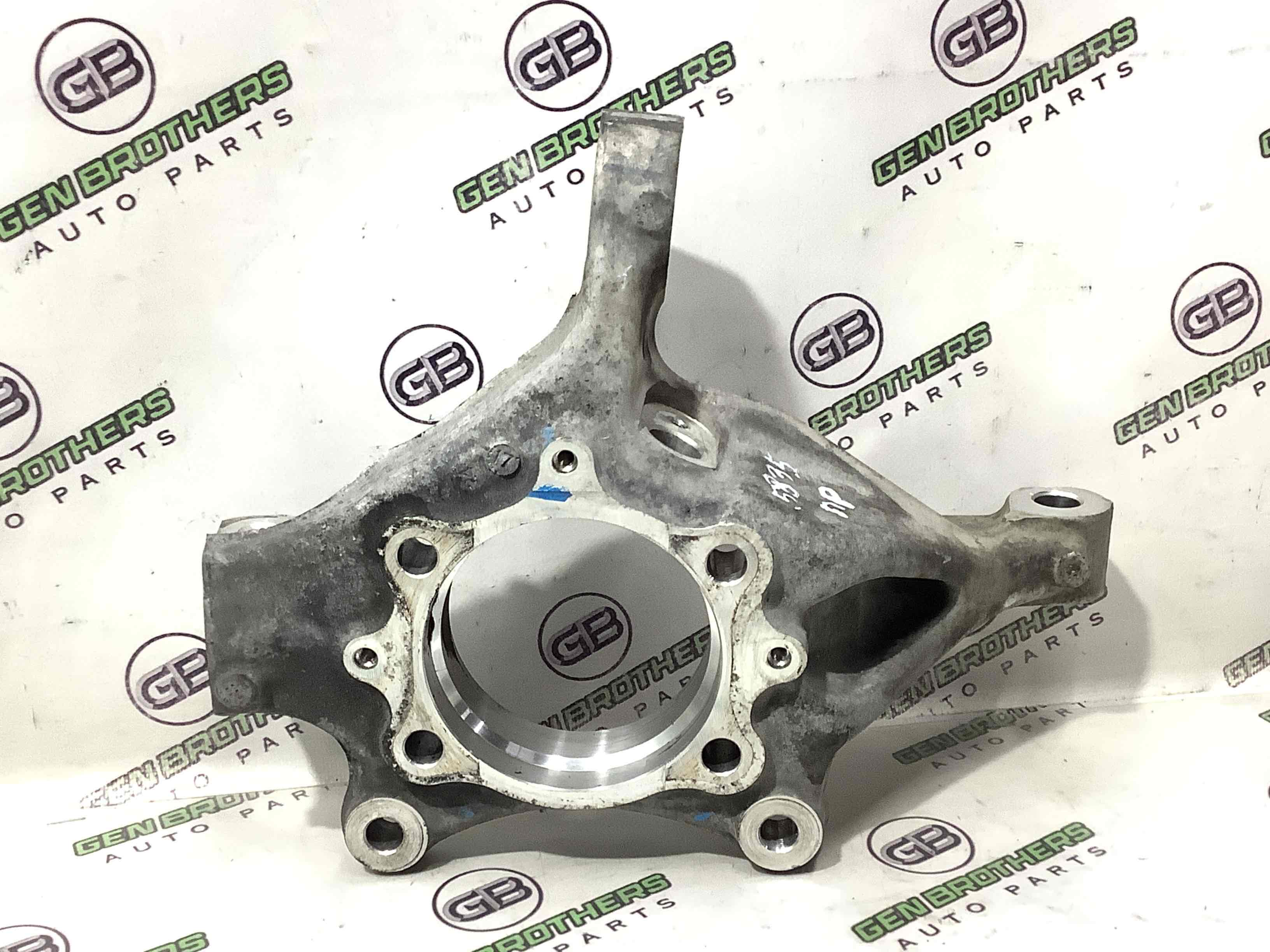 Кулак поворотний правий