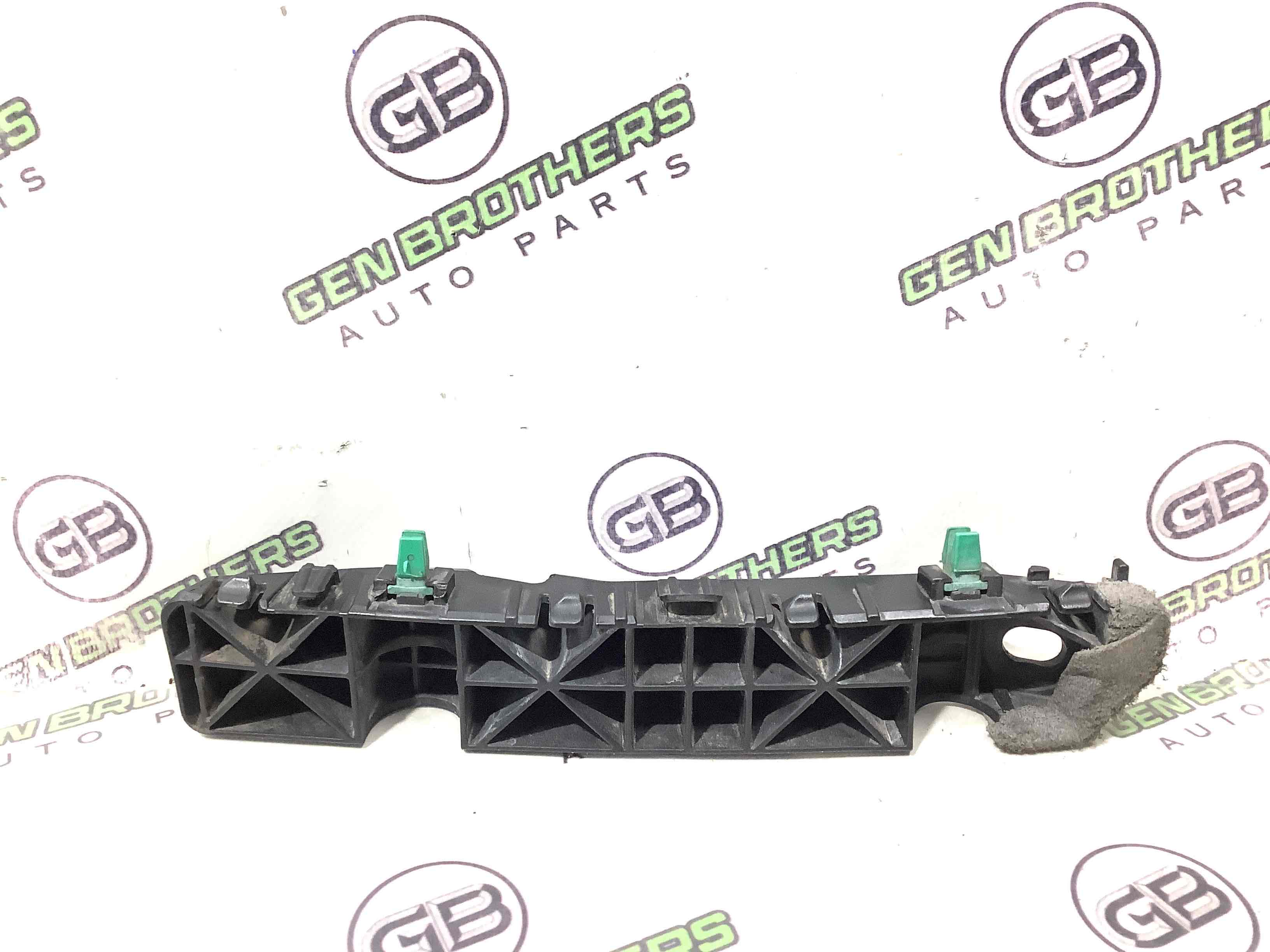 Кріплення переднього бампера праве